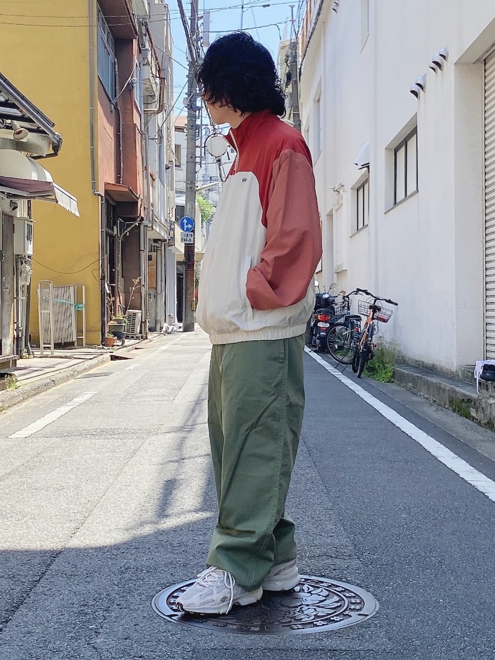 「ラコステ、LACOSTE、ナイロンジャケット、スニーカー」｜「LACOSTEのトリコカラーリング撥水トラックジャケット（ナイロンジャケット、レッド系）」を使った、maaashiiiiiiさん（メンズ・167cm）の春コーディネートの2枚目の写真