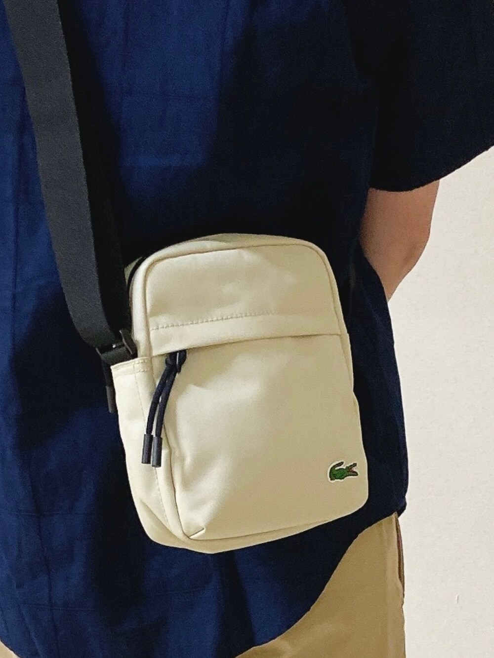 「麻シャツ、ショートパンツ、スリッポン、夏コーデ、ラコステ、麻素材、ショルダーバッグ」｜「LACOSTEのメンズ JUMPSERVESLIP 0722 8 VIN（スニーカー、グリーン系）」を使った、maaashiiiiiiさん（メンズ・167cm）の春コーディネートの4枚目の写真