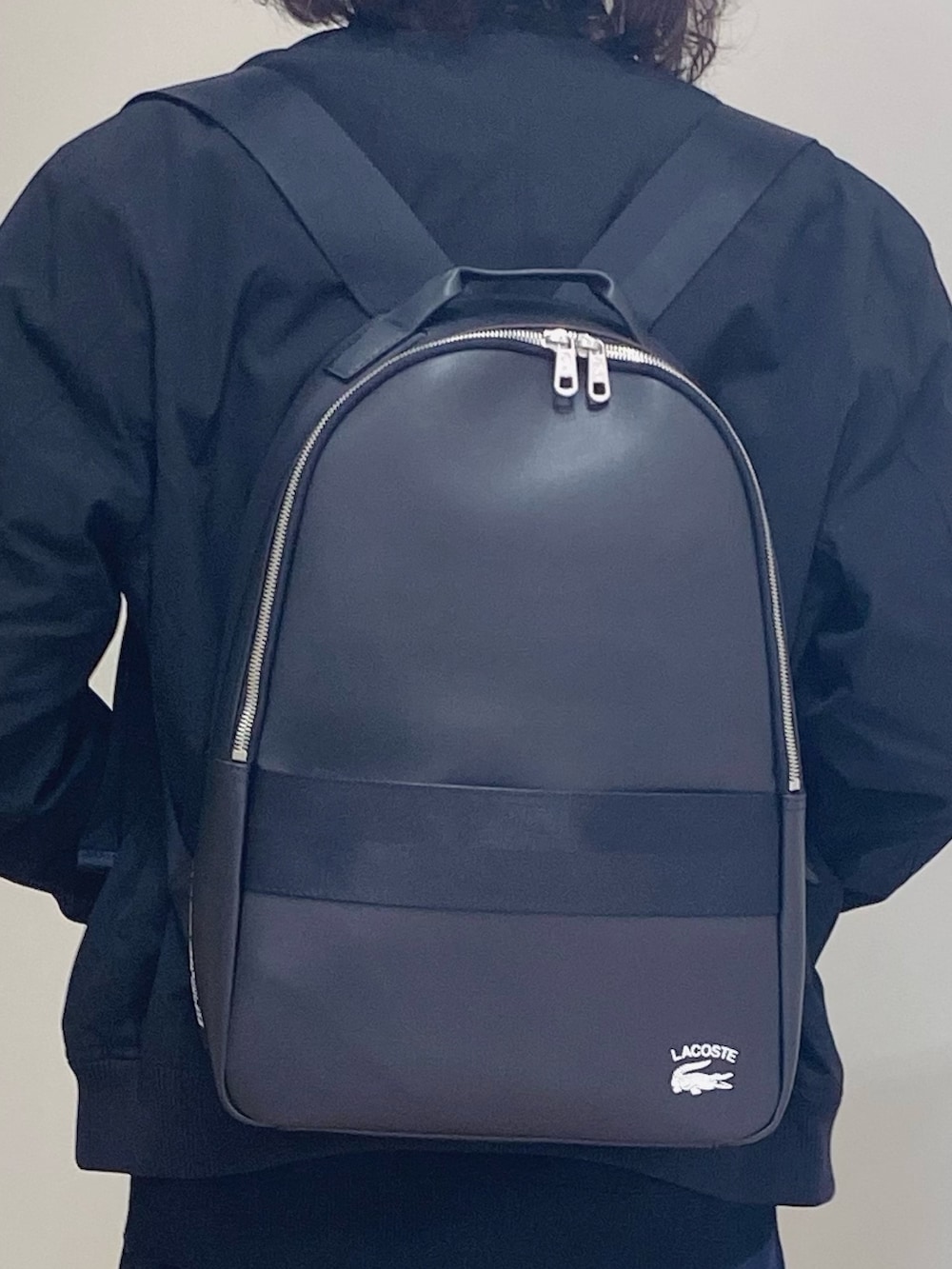 「LACOSTE、ラコステ、ハリントンジャケット、チノパン、スニーカー、バックパック」｜「LACOSTEのシャワープルーフハリントンジャケット（ライダースジャケット、ブラック系）」を使った、maaashiiiiiiさん（メンズ・167cm）の冬コーディネートの4枚目の写真