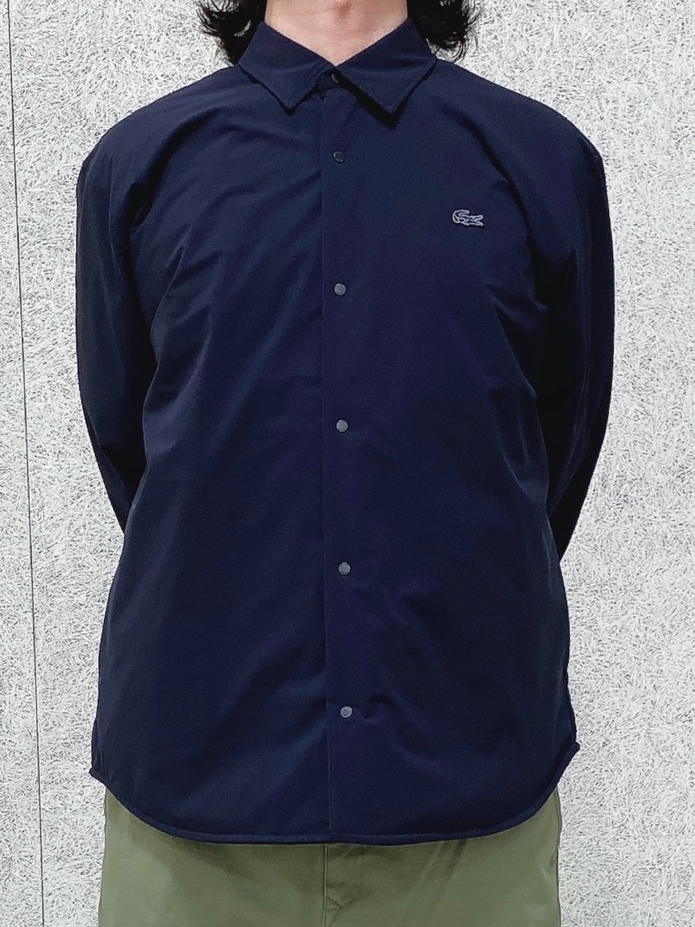 「LACOSTE、ラコステ、ナイロンジャケット、スニーカー」｜「LACOSTEの撥水ストレッチ 中綿入りシャツジャケット（シャツ/ブラウス、ブルー系）」を使った、maaashiiiiiiさん（メンズ・167cm）の春コーディネートの3枚目の写真