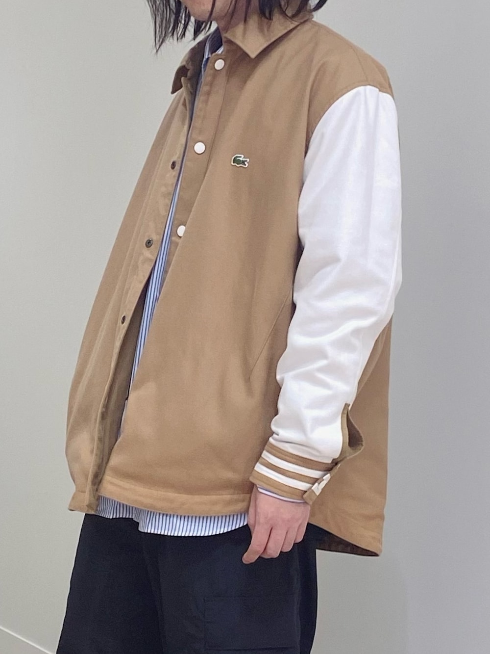 「ラコステ、LACOSTE、スタジャン、ストライプシャツ、コーデュロイパンツ、スニーカー」｜「LACOSTEのリバーシブルシャツジャケット（ブルゾン、ブラウン系）」を使った、maaashiiiiiiさん（メンズ・167cm）の秋コーディネートの2枚目の写真