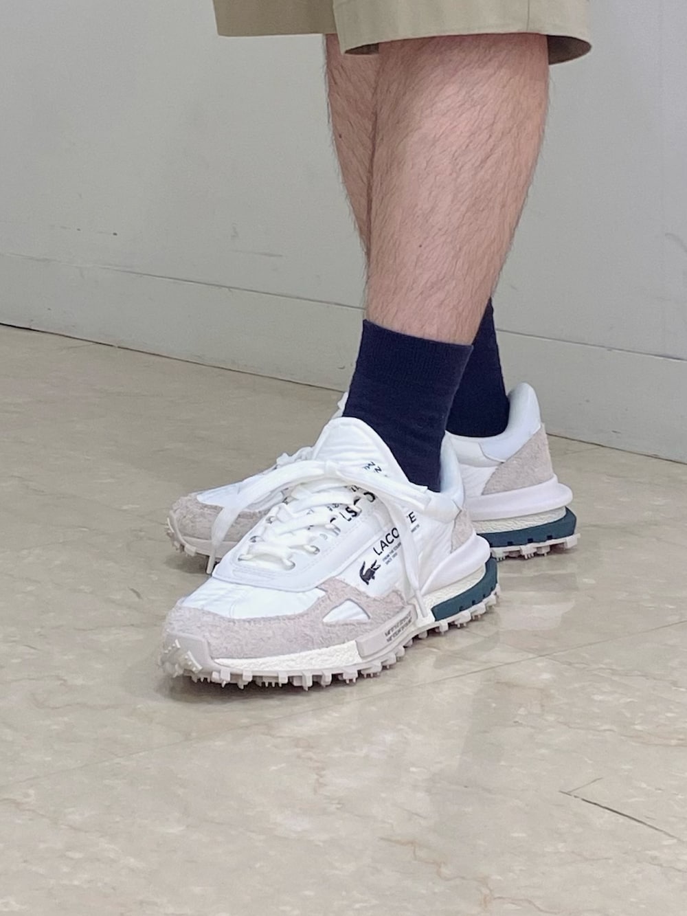 「ラコステ、ノーカラーシャツ、スニーカー、ショルダーバッグ」｜「LACOSTEのスタンドカラーシャツ（シャツ/ブラウス、ブラック系）」を使った、maaashiiiiiiさん（メンズ・167cm）の夏コーディネートの5枚目の写真