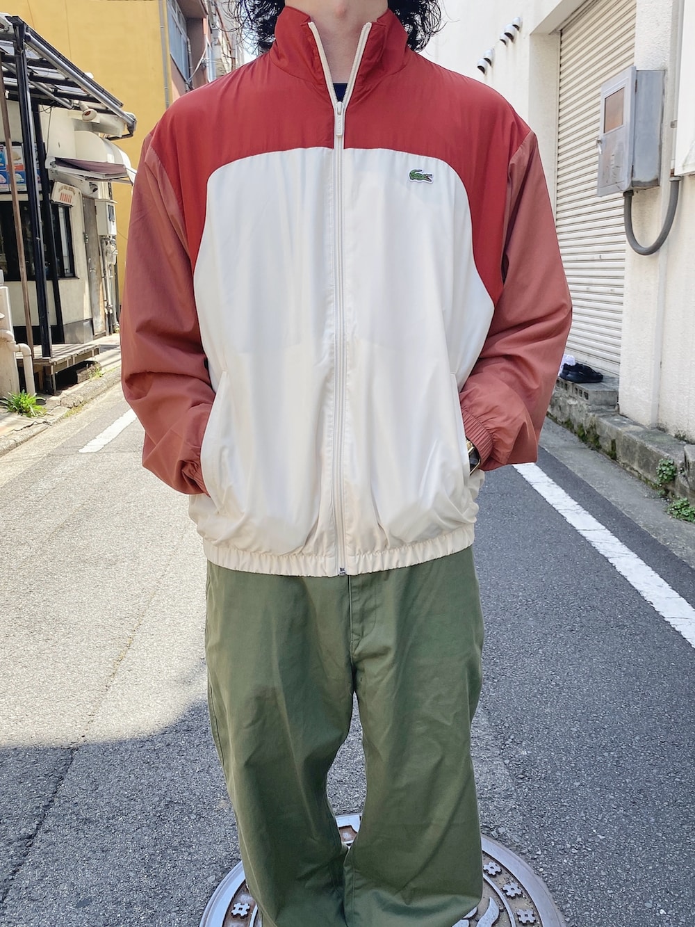「ラコステ、LACOSTE、ナイロンジャケット、スニーカー」｜「LACOSTEのトリコカラーリング撥水トラックジャケット（ナイロンジャケット、レッド系）」を使った、maaashiiiiiiさん（メンズ・167cm）の春コーディネートの4枚目の写真