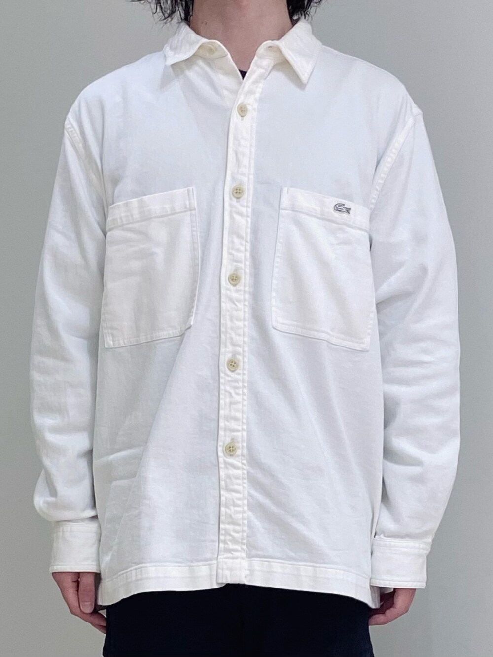 「ラコステ、シャツスタイル、シャツ、ショーツ、ショートパンツ、スニーカー、スニーカーコーデ、バックパック」｜「LACOSTEのストレッチデニムシャツジャケット（シャツ/ブラウス、ホワイト系）」を使った、maaashiiiiiiさん（メンズ・167cm）の夏コーディネートの3枚目の写真