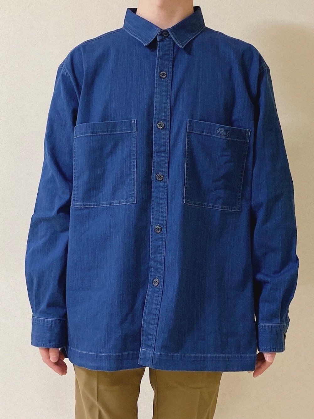 「春コーデ、デニムシャツ、スラックス、スニーカー、ラコステ」｜「LACOSTEのストレッチデニムシャツジャケット（シャツ/ブラウス、ブルー系）」を使った、maaashiiiiiiさん（メンズ・167cm）の春コーディネートの3枚目の写真