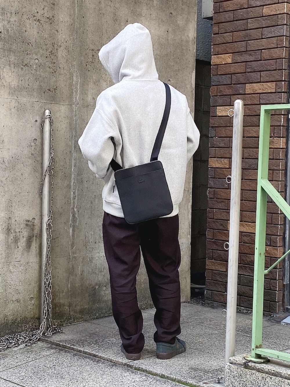 「LACOSTE、ラコステ、パーカー、スニーカー、ショルダーバッグ」｜「LACOSTEのフランネルジップフーディー / 裏起毛ジップアップパーカー（パーカー、グレー系）」を使った、maaashiiiiiiさん（メンズ・167cm）の冬コーディネートの3枚目の写真