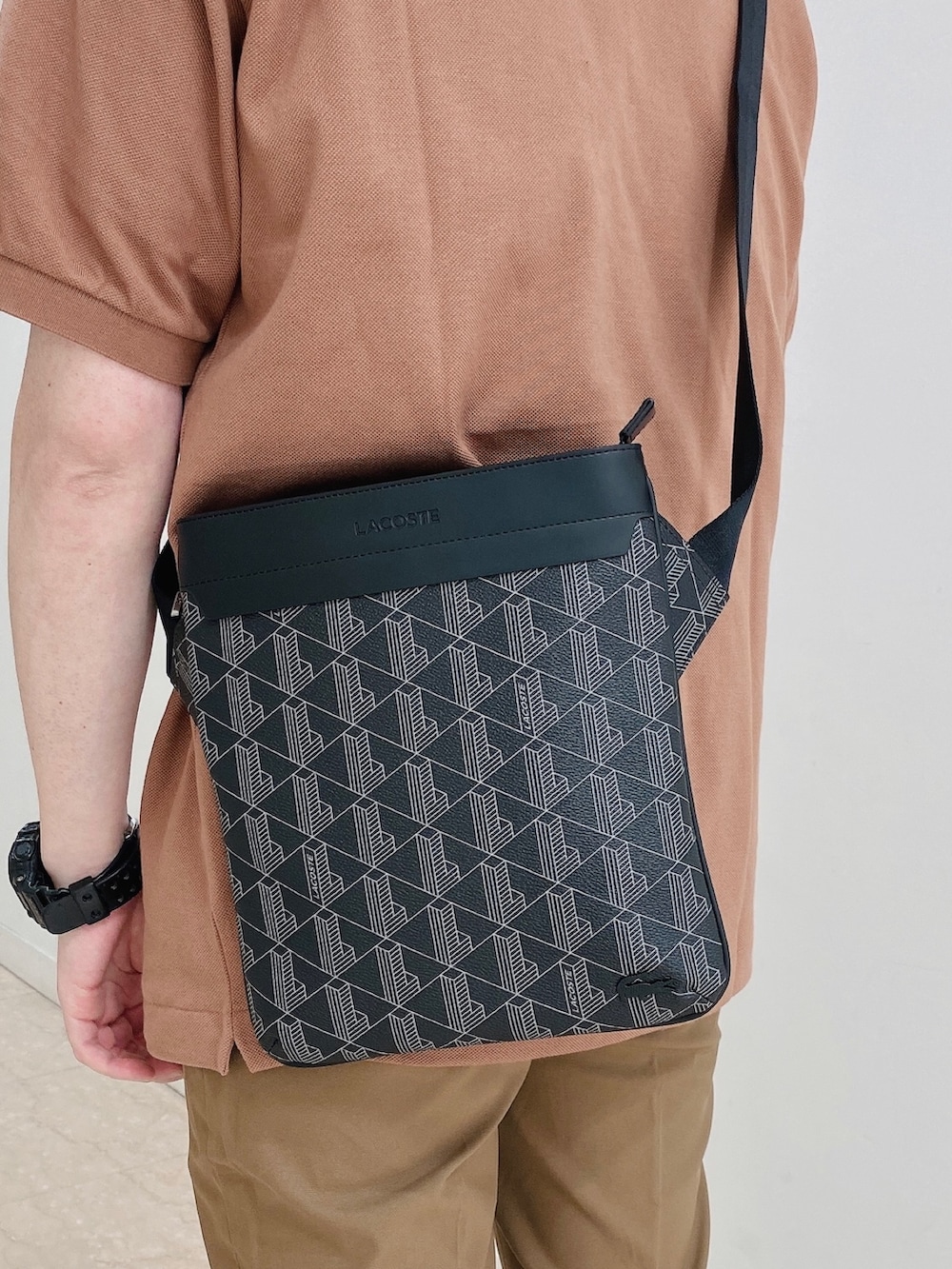 「ポロシャツ、スラックス、ニットカーディガン、スニーカー、ショルダーバッグ、茶色コーデ、ラコステ」｜「LACOSTEのメンズ ODYSSA 123 1 SMA（スニーカー、グリーン系）」を使った、maaashiiiiiiさん（メンズ・167cm）の春コーディネートの3枚目の写真