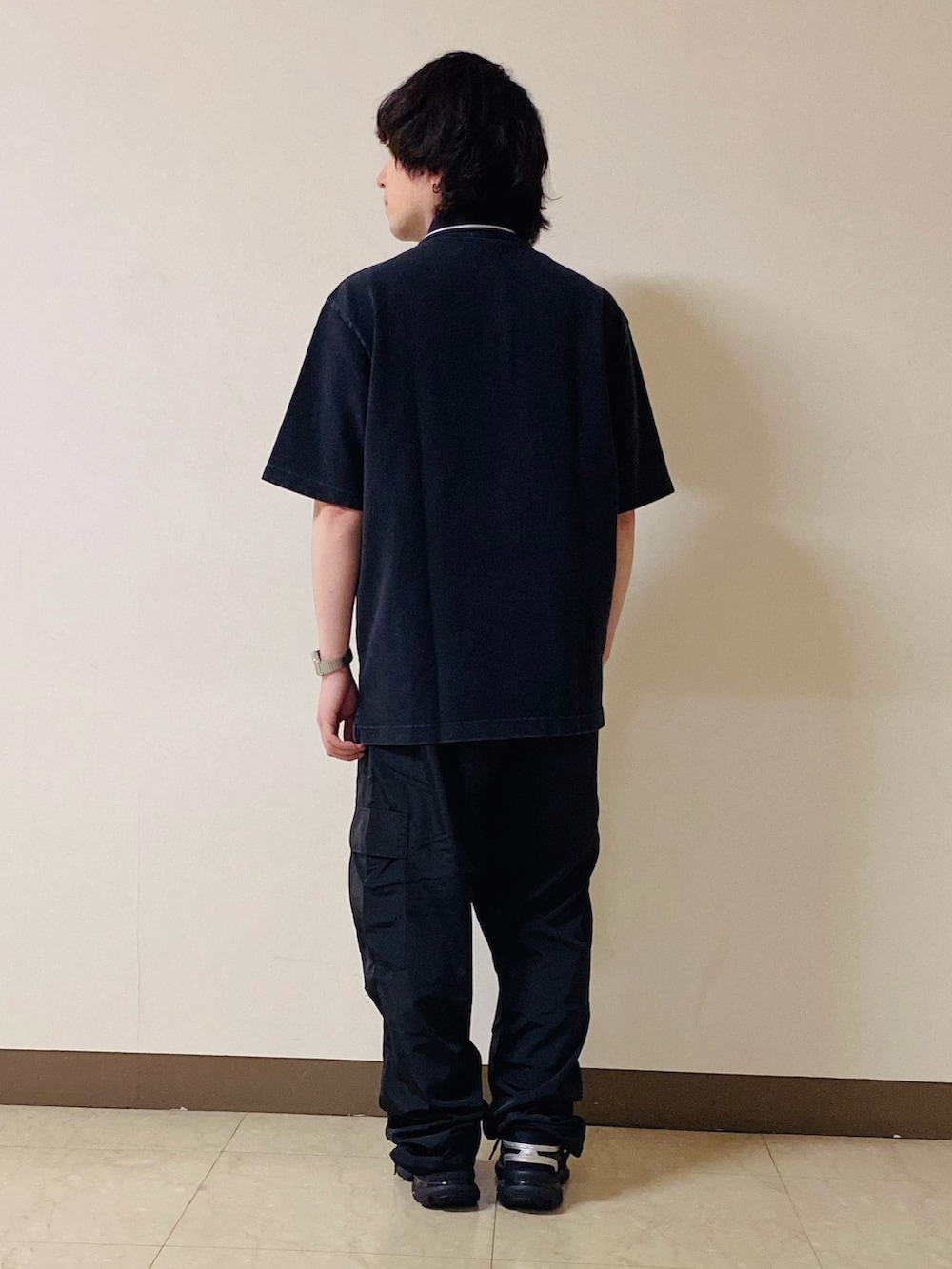 「ラコステ、LACOSTE、ポロシャツ、ワイドパンツ、スニーカー」｜「LACOSTEの配色リブニットインディゴポロシャツ（ポロシャツ、グレー系）」を使った、maaashiiiiiiさん（メンズ・167cm）の夏コーディネートの4枚目の写真