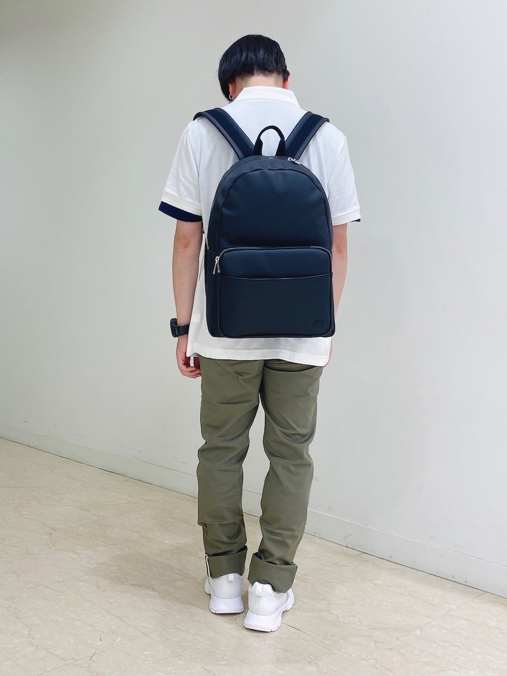 「スニーカー、ホワイトスニーカー、チノパン、ポロシャツ、白ポロシャツ、バックパック、ラコステ」｜「LACOSTEのメンズ L003 0722 1（スニーカー、ホワイト系）」を使った、maaashiiiiiiさん（メンズ・167cm）の春コーディネートの2枚目の写真