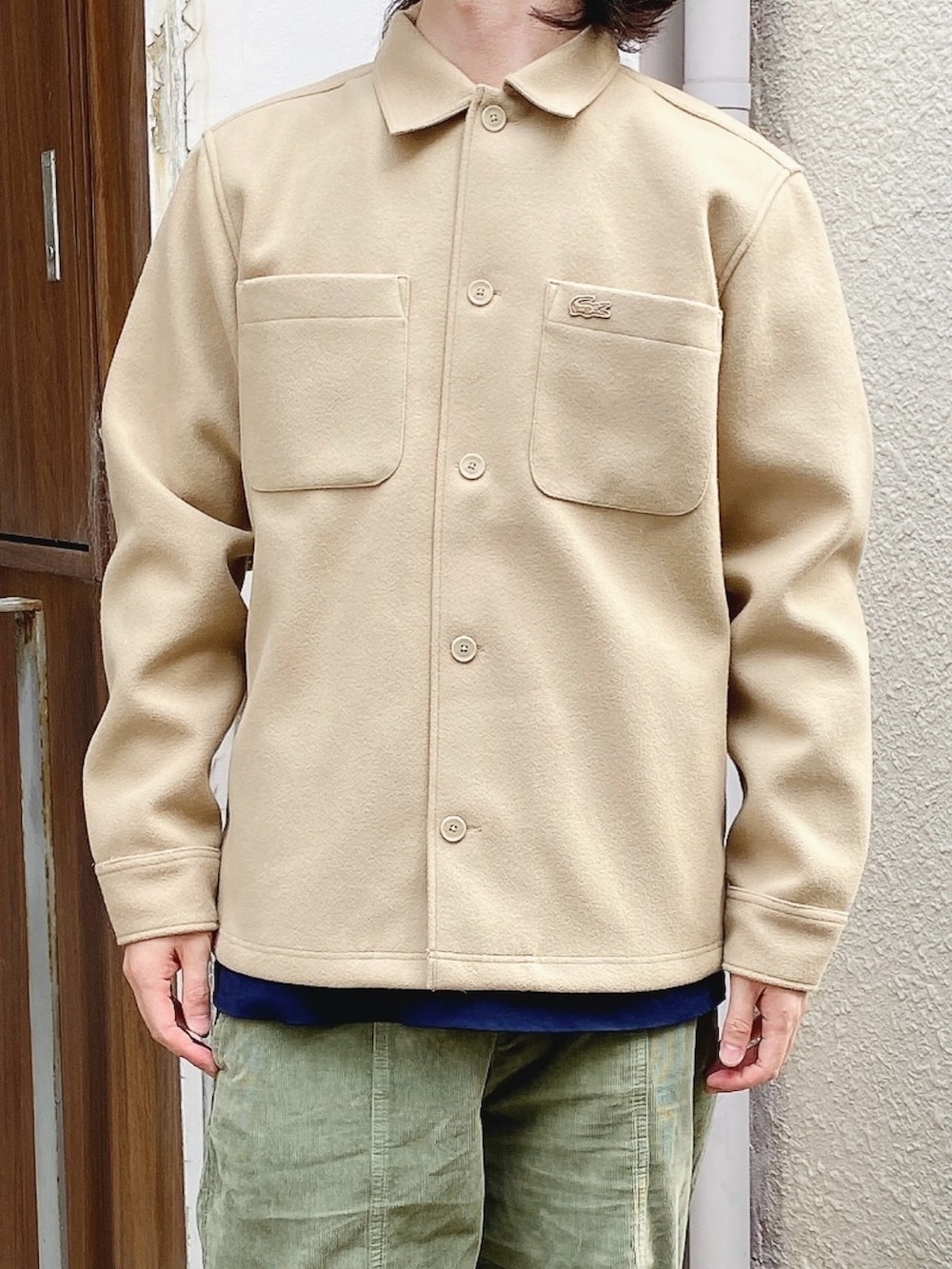 「ラコステ、LACOSTE、フランネルシャツ、コーデュロイパンツ、スニーカー、メッセンジャーバッグ」｜「LACOSTEのテクニカルフランネルシャツ（シャツ/ブラウス、ベージュ系）」を使った、maaashiiiiiiさん（メンズ・167cm）の冬コーディネートの5枚目の写真