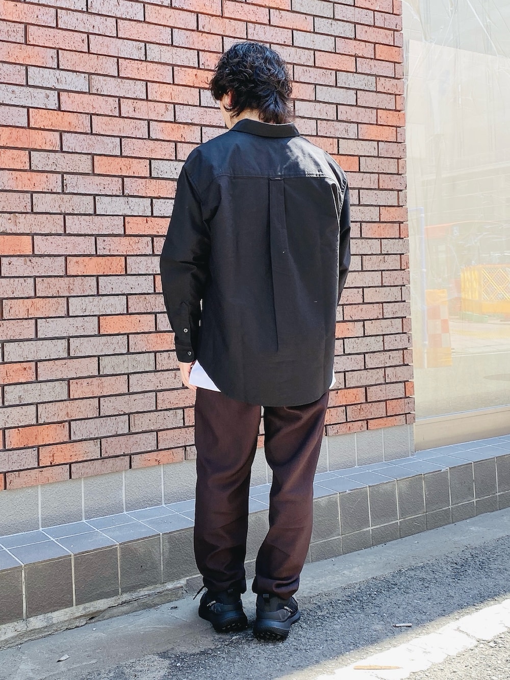 「LACOSTE、ラコステ、シャツスタイル、スニーカー」｜「LACOSTEのメンズ L003 EVO 124 3 SMA（スニーカー、ブラック系）」を使った、maaashiiiiiiさん（メンズ・167cm）の秋コーディネートの3枚目の写真