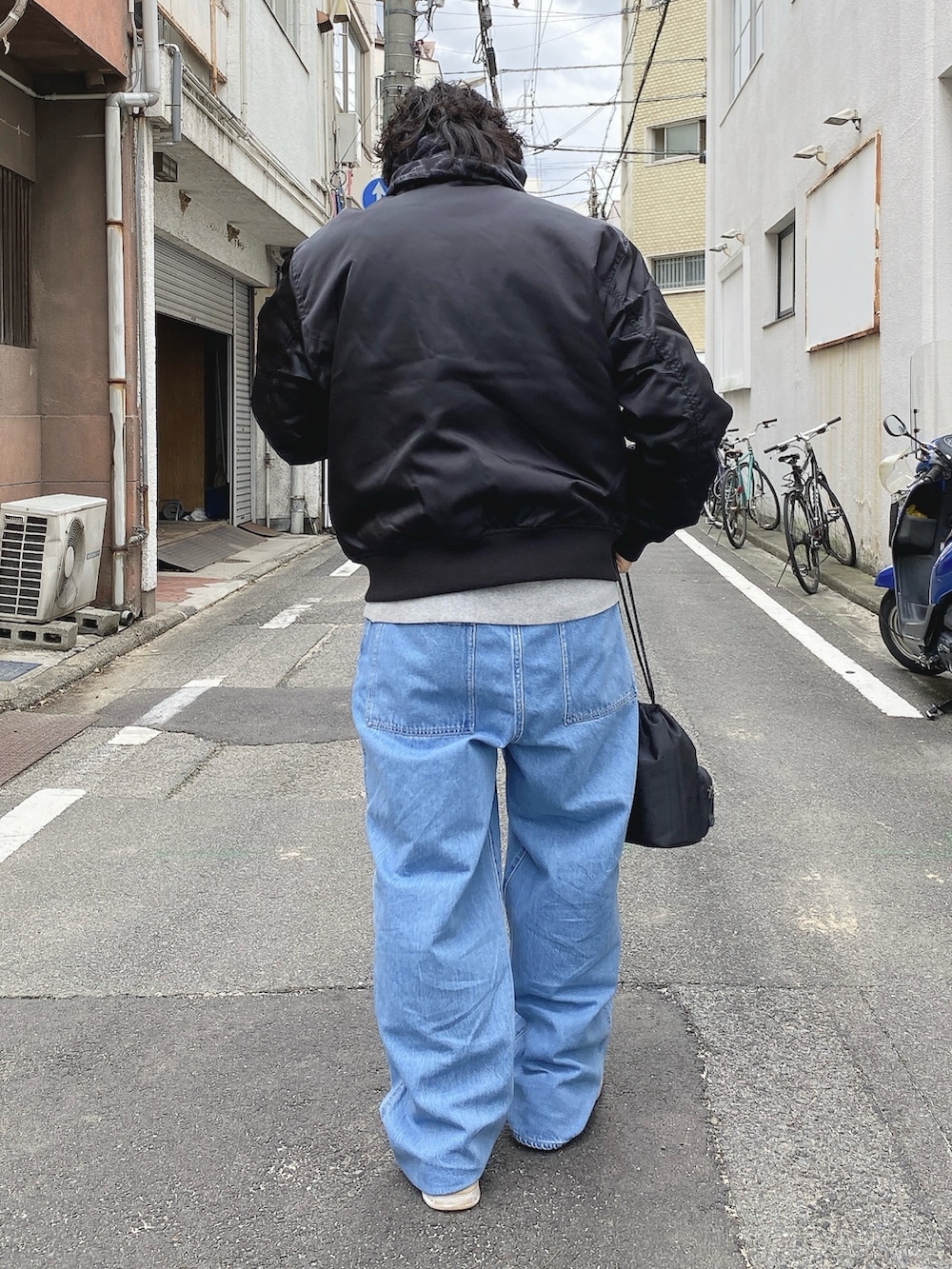 「ラコステ、LACOSTE、ボンバージャケット、MA-1、ワイドデニム、マフラー、スニーカー、巾着ポーチ」｜「LACOSTEのモノグラムジャカードマフラー（マフラー、ブラック系）」を使った、maaashiiiiiiさん（メンズ・167cm）の冬コーディネートの3枚目の写真