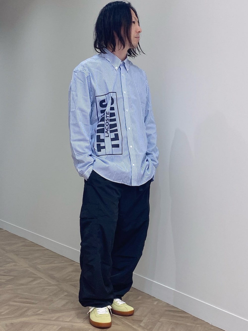 「ラコステ、LACOSTE、スタジャン、ストライプシャツ、コーデュロイパンツ、スニーカー」｜「LACOSTEのリバーシブルシャツジャケット（ブルゾン、ブラウン系）」を使った、maaashiiiiiiさん（メンズ・167cm）の秋コーディネートの4枚目の写真