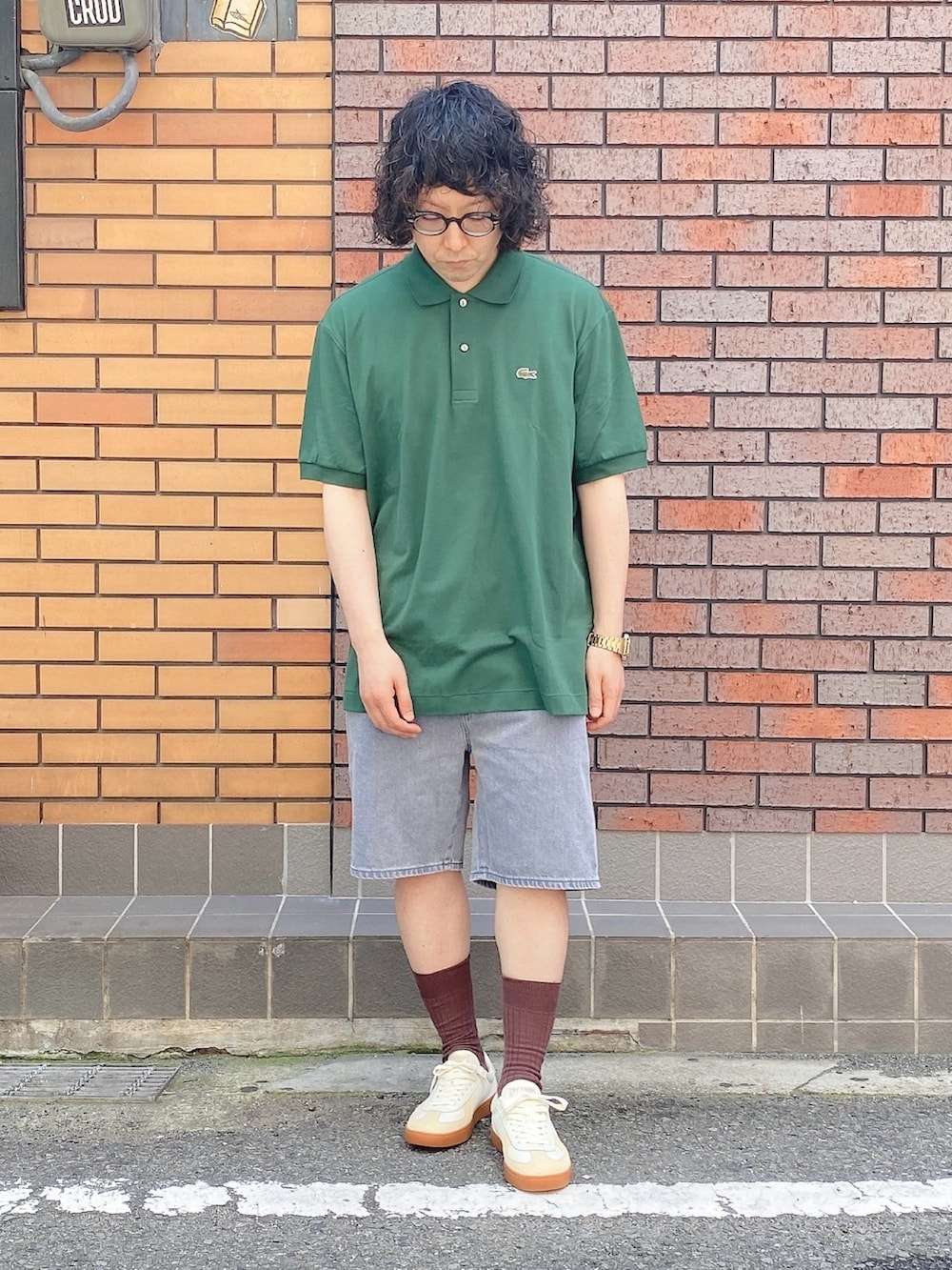 「LACOSTE、ラコステ、ポロシャツ、デニムショートパンツ、スニーカー」｜「LACOSTEの通気性 イージーケア 軽量鹿の子ピケ L.12.12ライトウェイト半袖ポロシャツ（ポロシャツ、グリーン系）」を使った、maaashiiiiiiさん（メンズ・167cm）の夏コーディネートの2枚目の写真