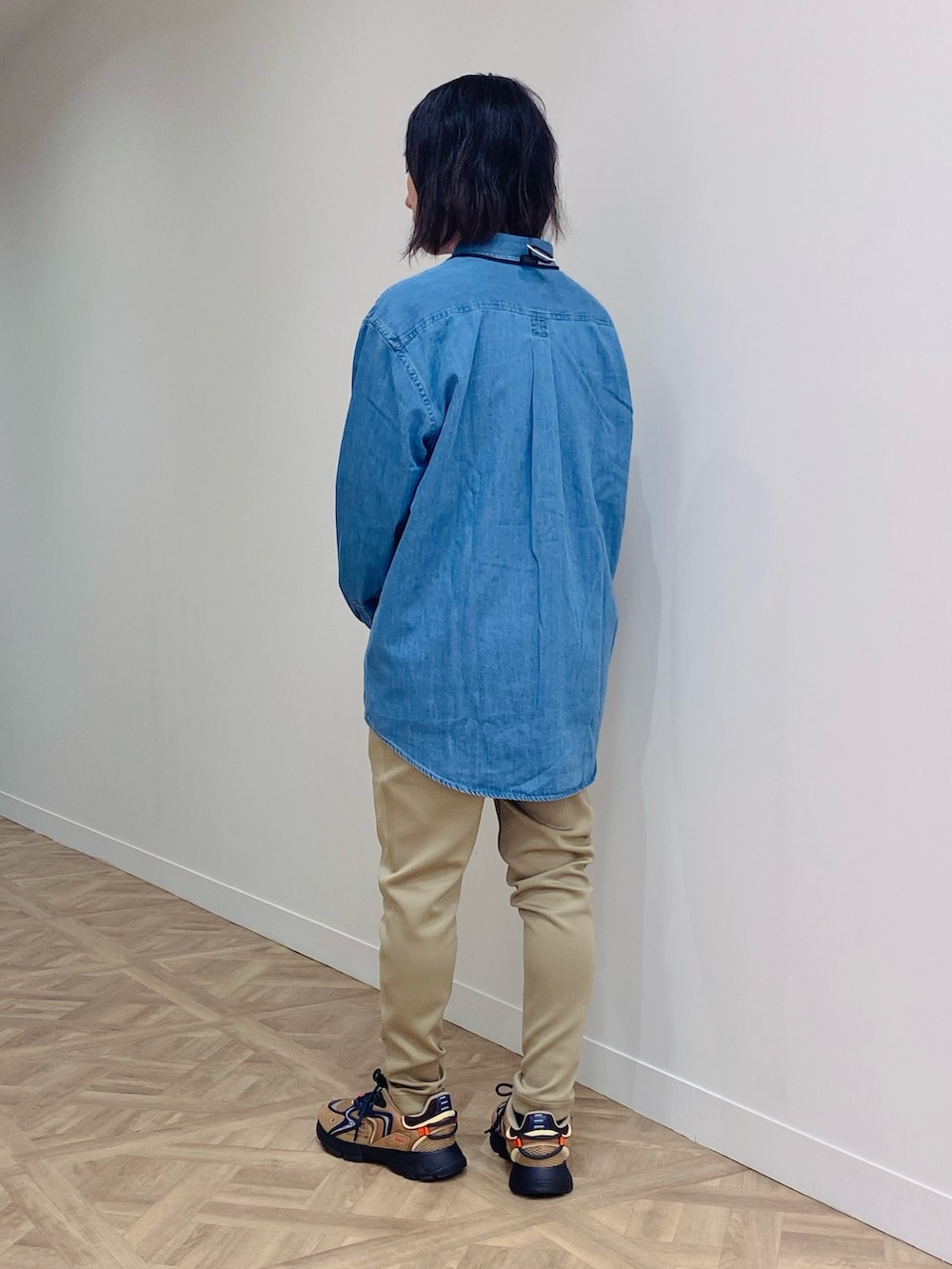 「ラコステ、デニムシャツ、ストレッチパンツ、スニーカー」｜「LACOSTEのアシンメトリーモノグラムデニムシャツ（シャツ/ブラウス、ブルー系）」を使った、maaashiiiiiiさん（メンズ・167cm）の秋コーディネートの2枚目の写真