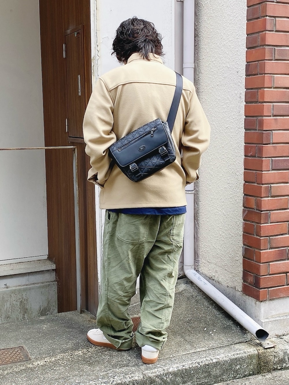 「ラコステ、LACOSTE、フランネルシャツ、コーデュロイパンツ、スニーカー、メッセンジャーバッグ」｜「LACOSTEのテクニカルフランネルシャツ（シャツ/ブラウス、ベージュ系）」を使った、maaashiiiiiiさん（メンズ・167cm）の冬コーディネートの4枚目の写真