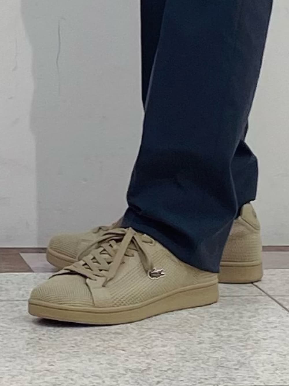 「LACOSTE、ラコステ、ストライプシャツ、スラックス、スニーカー」｜「LACOSTEのメンズ CARNABY PIQUEE 124 1 SMA 鹿の子 スニーカー（スニーカー、ベージュ系）」を使った、maaashiiiiiiさん（メンズ・167cm）の春コーディネートの5枚目の写真