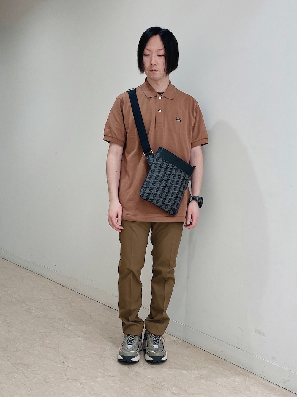 「ポロシャツ、スラックス、ニットカーディガン、スニーカー、ショルダーバッグ、茶色コーデ、ラコステ」｜「LACOSTEのメンズ ODYSSA 123 1 SMA（スニーカー、グリーン系）」を使った、maaashiiiiiiさん（メンズ・167cm）の春コーディネートの2枚目の写真