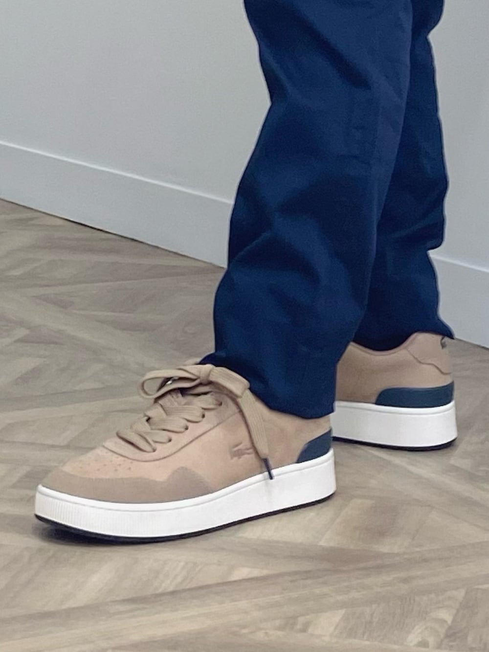 「LACOSTE、ラコステ、ハリントンジャケット、チノパン、スニーカー、バックパック」｜「LACOSTEのシャワープルーフハリントンジャケット（ライダースジャケット、ブラック系）」を使った、maaashiiiiiiさん（メンズ・167cm）の冬コーディネートの5枚目の写真