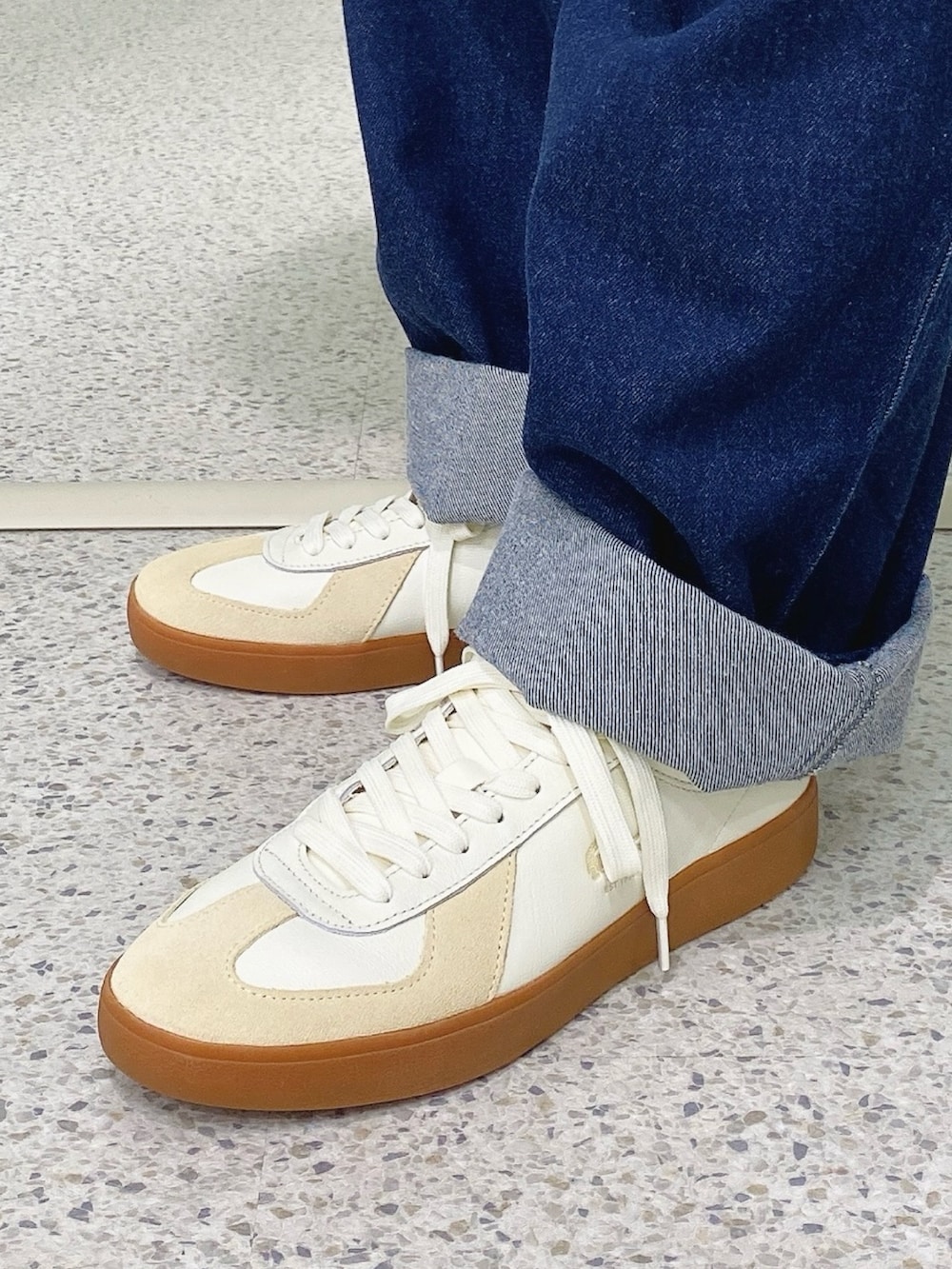 「ラコステ、LACOSTE、ストライプシャツ、デニム、デニムパンツ、トートバッグ、スニーカー」｜「LACOSTEのワイドデニムパンツ（デニムパンツ、ブルー系）」を使った、maaashiiiiiiさん（メンズ・167cm）の夏コーディネートの5枚目の写真