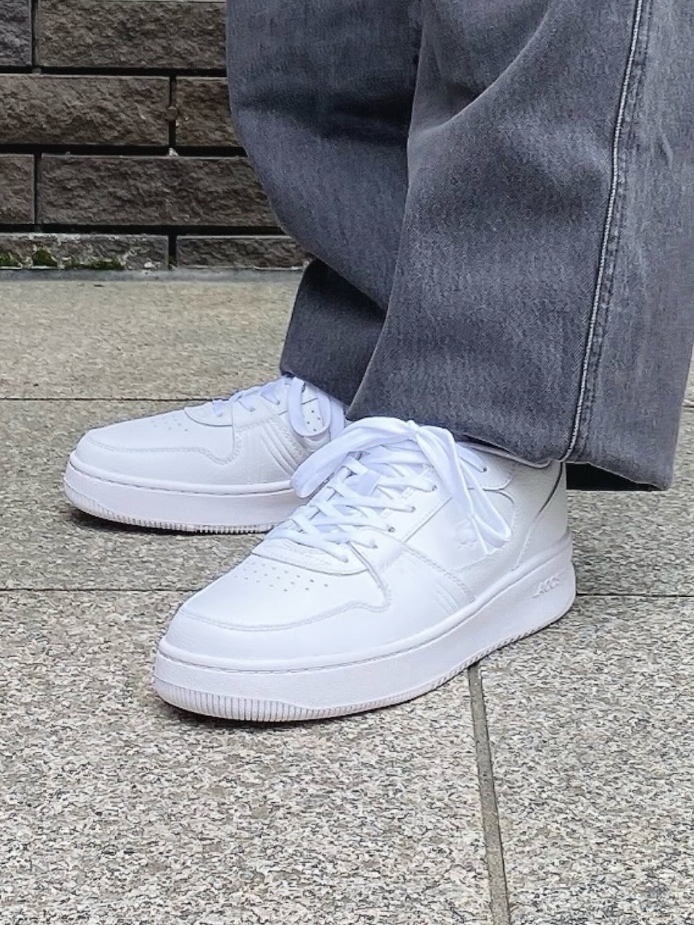 「ラコステ、LACOSTE、チェックシャツ、デニム、デニムパンツ、白スニーカー」｜「LACOSTEのリネンブレンドオープンカラーオンブレチェックシャツ（シャツ/ブラウス、グレー系）」を使った、maaashiiiiiiさん（メンズ・167cm）の夏コーディネートの5枚目の写真