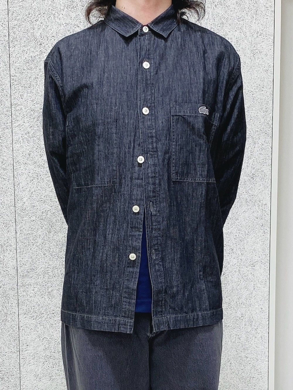 「LACOSTE、ラコステ、デニムコーデ、デニムシャツ、デニムパンツ、スニーカー、ショルダーバッグ」｜「LACOSTEのコットンリネンデニムシャツジャケット（シャツ/ブラウス、ブラック系）」を使った、maaashiiiiiiさん（メンズ・167cm）の春コーディネートの3枚目の写真