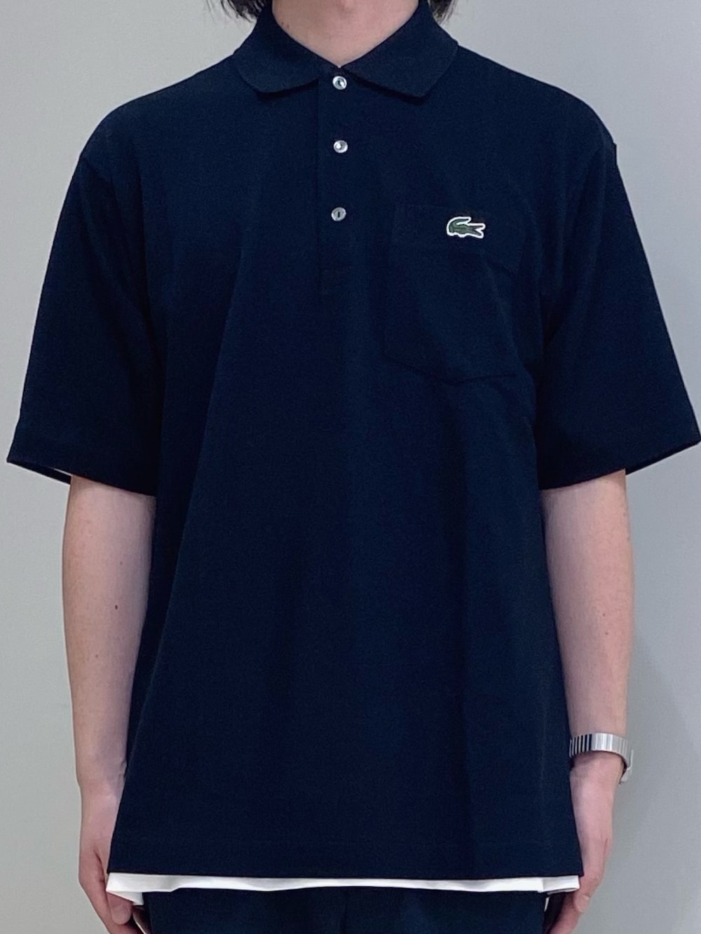 「ラコステ、ポロシャツ、ショートパンツ、ハーフパンツ、スニーカー、スニーカーコーデ、ブラックコーデ」｜「LACOSTEの80sリバイバルポケットポロシャツ（ポロシャツ、ブラック系）」を使った、maaashiiiiiiさん（メンズ・167cm）の夏コーディネートの2枚目の写真