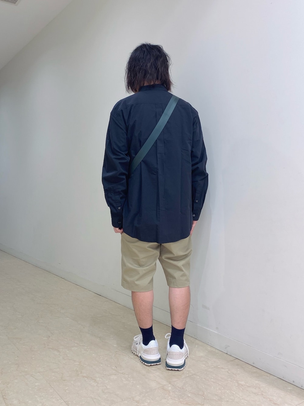 「ラコステ、ノーカラーシャツ、スニーカー、ショルダーバッグ」｜「LACOSTEのスタンドカラーシャツ（シャツ/ブラウス、ブラック系）」を使った、maaashiiiiiiさん（メンズ・167cm）の夏コーディネートの2枚目の写真