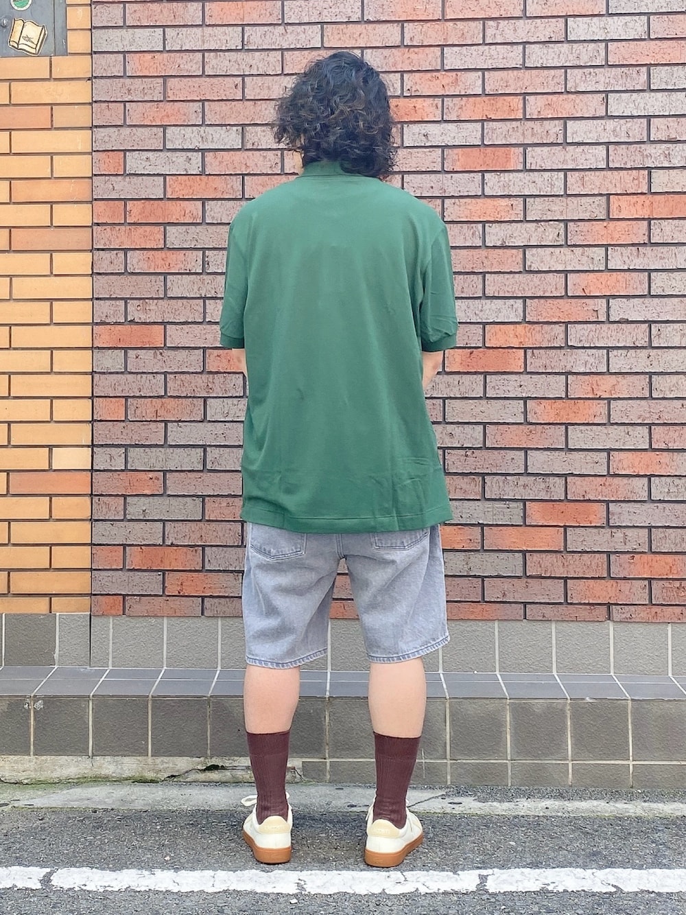 「LACOSTE、ラコステ、ポロシャツ、デニムショートパンツ、スニーカー」｜「LACOSTEの通気性 イージーケア 軽量鹿の子ピケ L.12.12ライトウェイト半袖ポロシャツ（ポロシャツ、グリーン系）」を使った、maaashiiiiiiさん（メンズ・167cm）の夏コーディネートの3枚目の写真