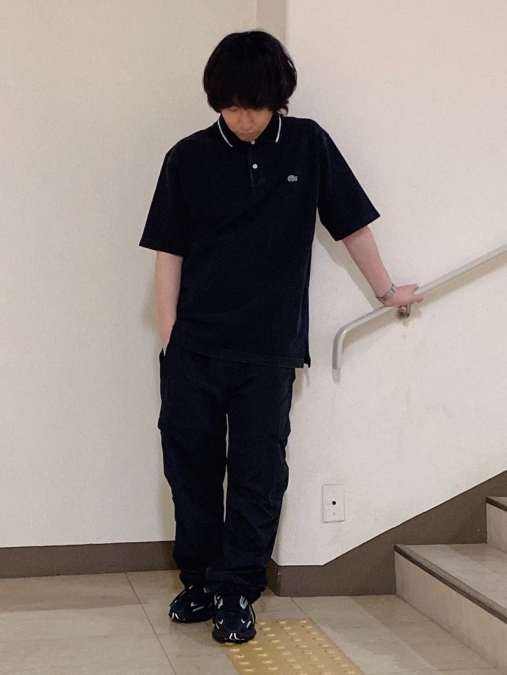 「ラコステ、LACOSTE、ポロシャツ、ワイドパンツ、スニーカー」｜「LACOSTEの配色リブニットインディゴポロシャツ（ポロシャツ、グレー系）」を使った、maaashiiiiiiさん（メンズ・167cm）の夏コーディネートの2枚目の写真