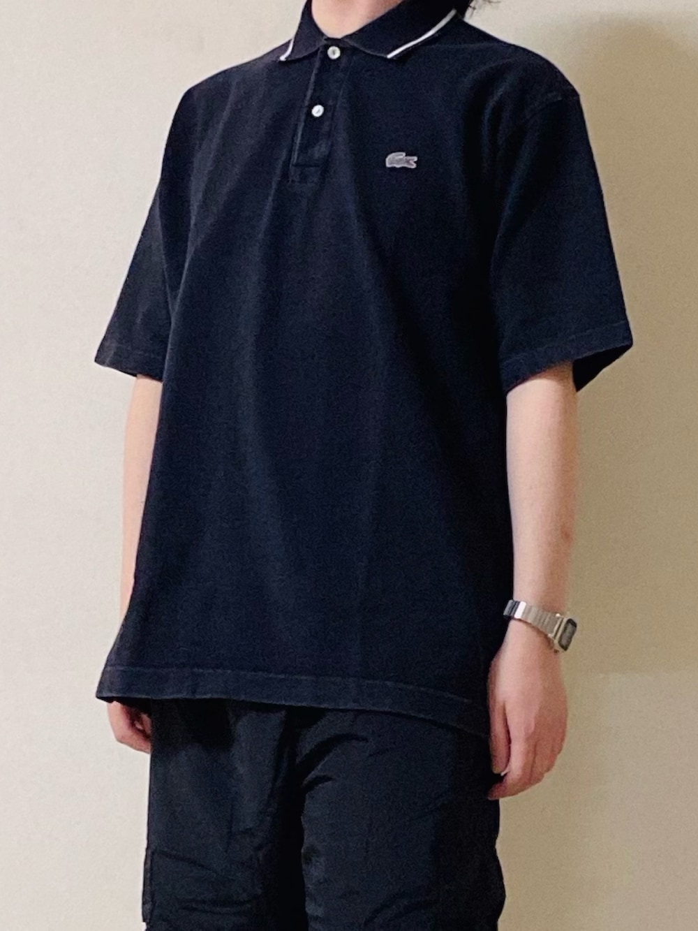 「ラコステ、LACOSTE、ポロシャツ、ワイドパンツ、スニーカー」｜「LACOSTEの配色リブニットインディゴポロシャツ（ポロシャツ、グレー系）」を使った、maaashiiiiiiさん（メンズ・167cm）の夏コーディネートの3枚目の写真