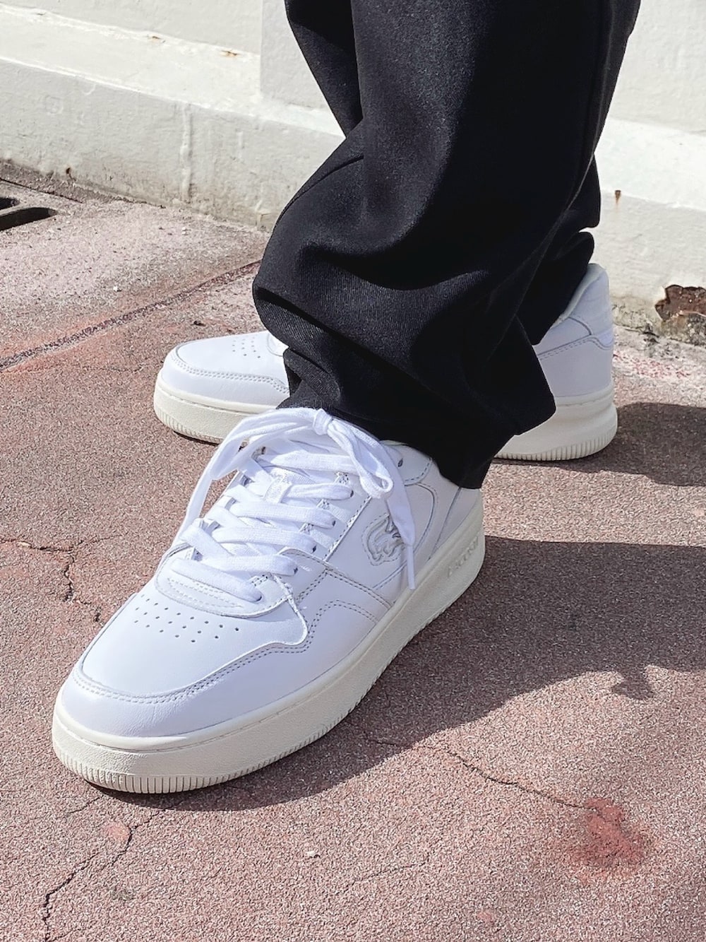 「ラコステ、LACOSTE、ジャケット、スニーカー、スマホポーチ」｜「LACOSTEの裏地キルティング ウールバーシティジャケット / スタジャン（ブルゾン、ブラウン系）」を使った、maaashiiiiiiさん（メンズ・167cm）の冬コーディネートの6枚目の写真