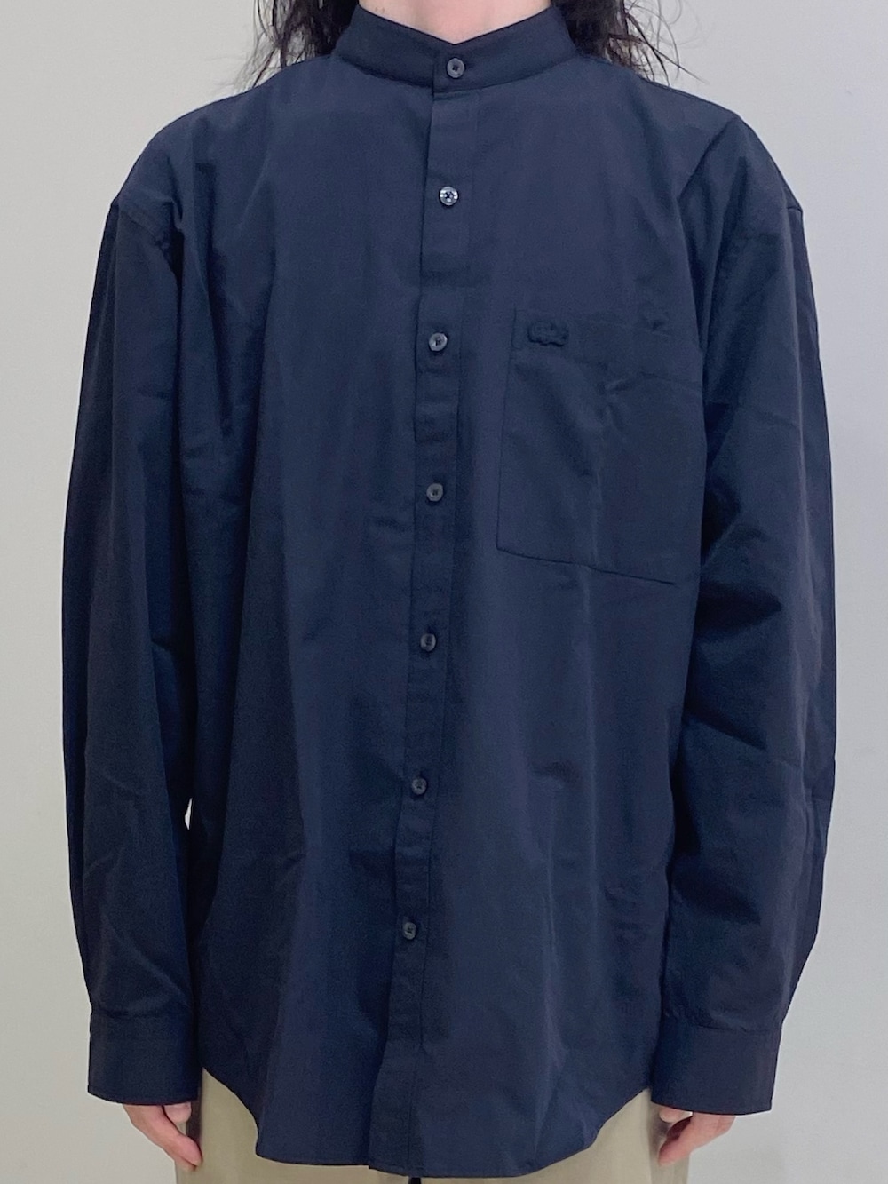 「ラコステ、ノーカラーシャツ、スニーカー、ショルダーバッグ」｜「LACOSTEのスタンドカラーシャツ（シャツ/ブラウス、ブラック系）」を使った、maaashiiiiiiさん（メンズ・167cm）の夏コーディネートの4枚目の写真