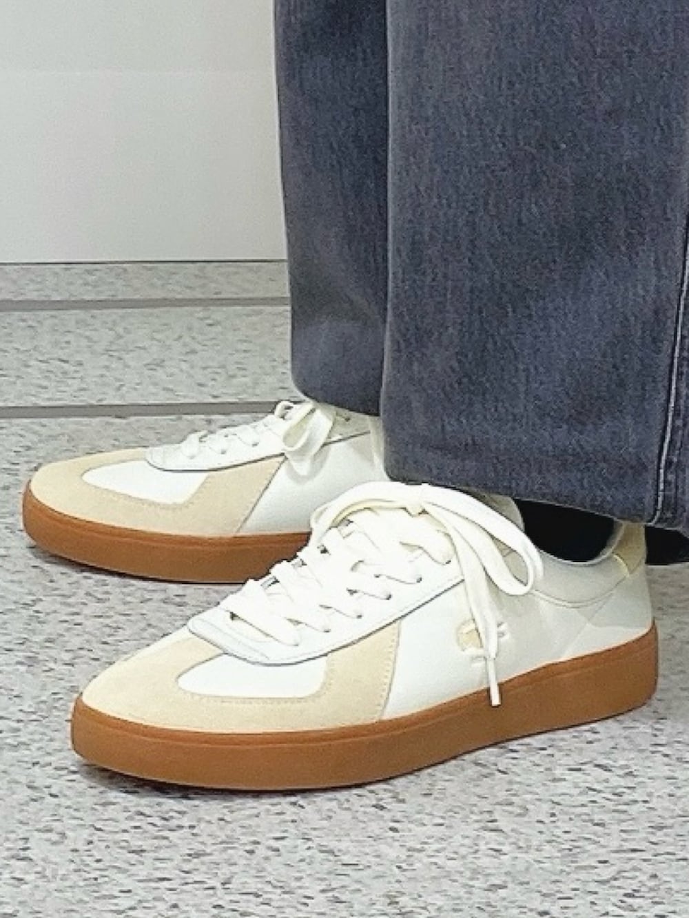 「LACOSTE、ラコステ、デニムコーデ、デニムシャツ、デニムパンツ、スニーカー、ショルダーバッグ」｜「LACOSTEのコットンリネンデニムシャツジャケット（シャツ/ブラウス、ブラック系）」を使った、maaashiiiiiiさん（メンズ・167cm）の春コーディネートの5枚目の写真