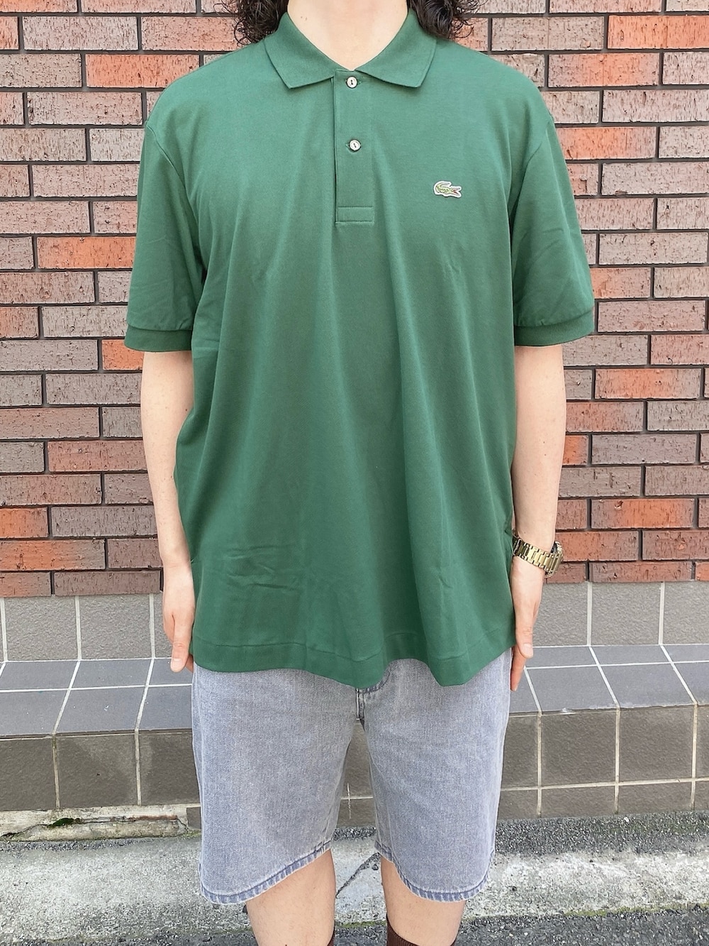 「LACOSTE、ラコステ、ポロシャツ、デニムショートパンツ、スニーカー」｜「LACOSTEの通気性 イージーケア 軽量鹿の子ピケ L.12.12ライトウェイト半袖ポロシャツ（ポロシャツ、グリーン系）」を使った、maaashiiiiiiさん（メンズ・167cm）の夏コーディネートの4枚目の写真