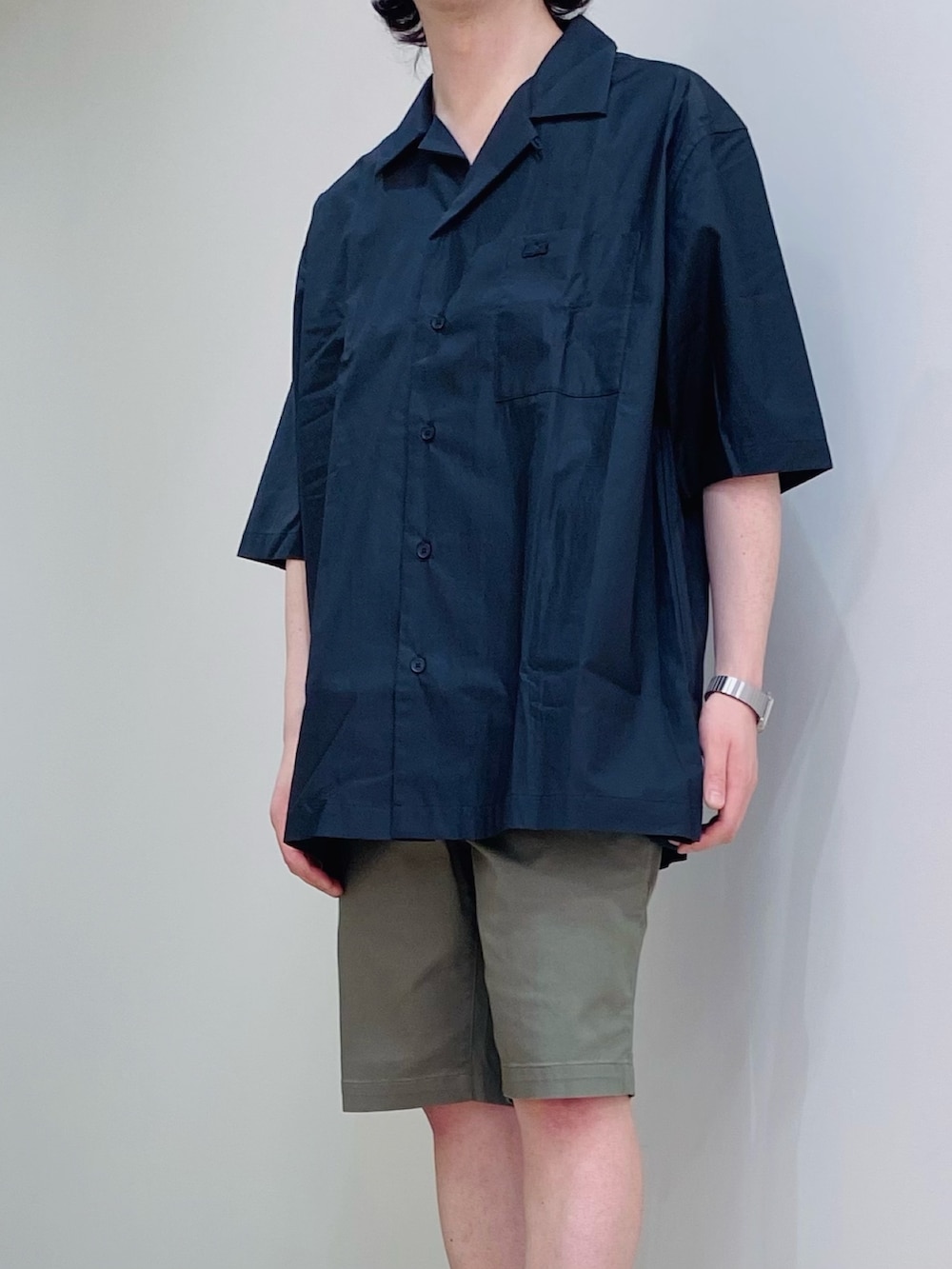 「ラコステ、LACOSTE、開襟シャツ、ショートパンツ、スニーカー」｜「LACOSTEのメンズ BACKCOURT 2.0 124 1 CMA（スニーカー、グリーン系）」を使った、maaashiiiiiiさん（メンズ・167cm）の夏コーディネートの3枚目の写真