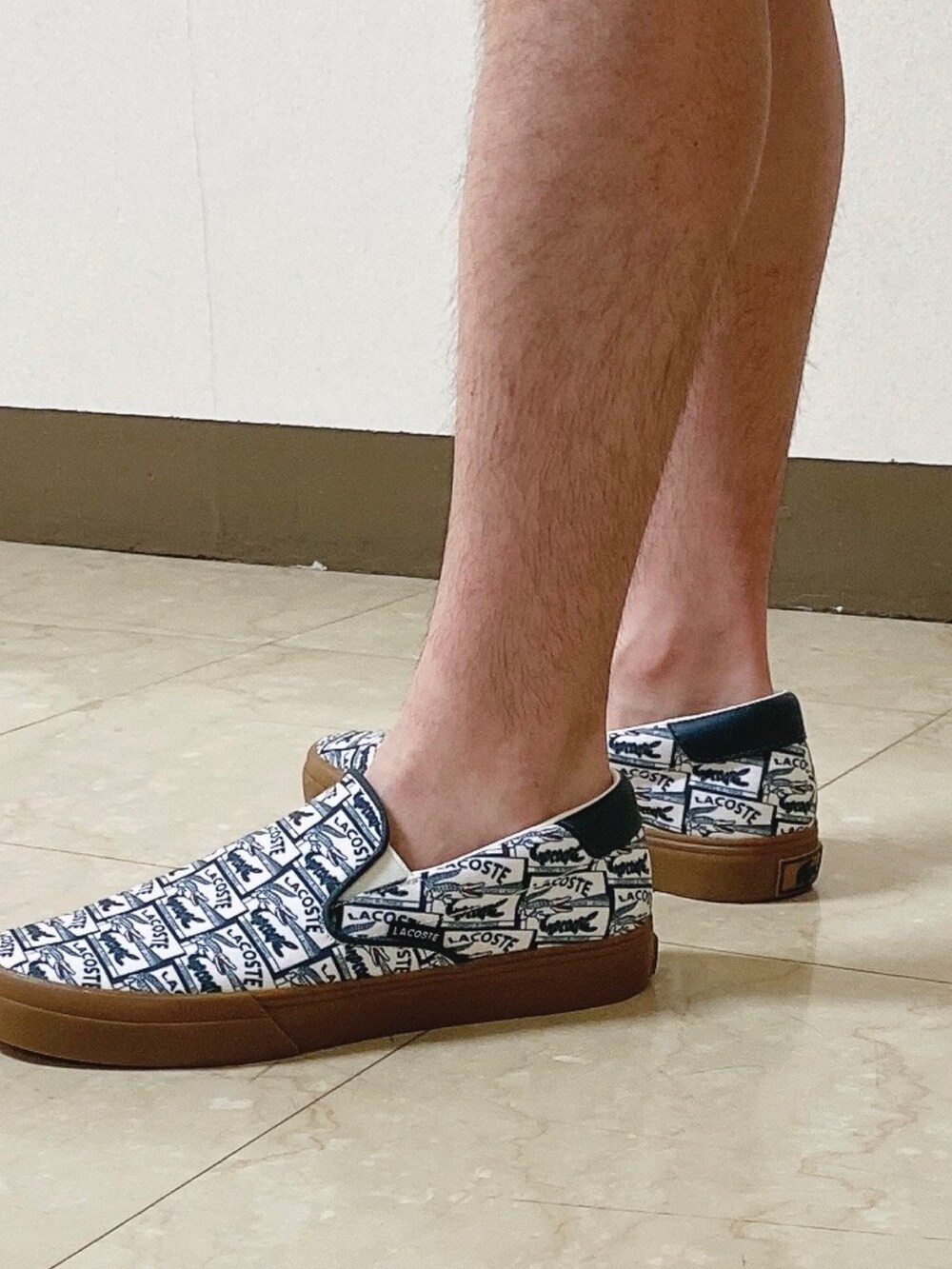 「麻シャツ、ショートパンツ、スリッポン、夏コーデ、ラコステ、麻素材、ショルダーバッグ」｜「LACOSTEのメンズ JUMPSERVESLIP 0722 8 VIN（スニーカー、グリーン系）」を使った、maaashiiiiiiさん（メンズ・167cm）の春コーディネートの5枚目の写真