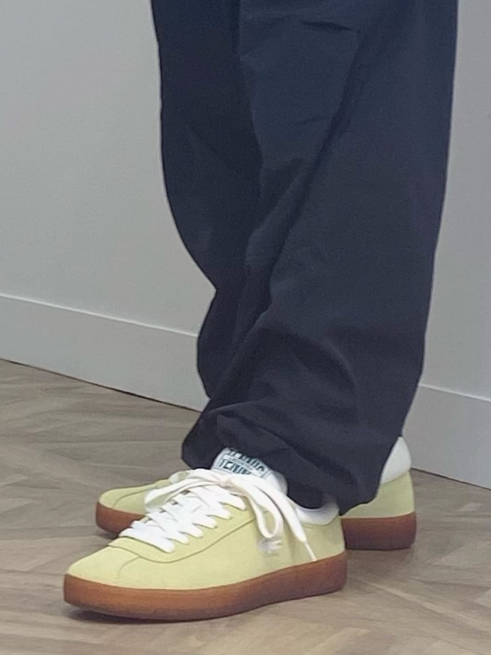 「ラコステ、LACOSTE、スタジャン、ストライプシャツ、コーデュロイパンツ、スニーカー」｜「LACOSTEのリバーシブルシャツジャケット（ブルゾン、ブラウン系）」を使った、maaashiiiiiiさん（メンズ・167cm）の秋コーディネートの5枚目の写真