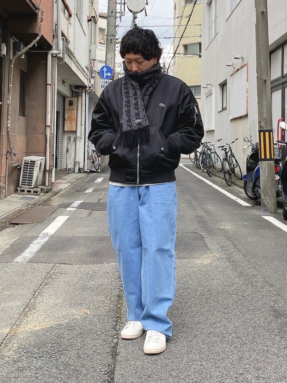 「ラコステ、LACOSTE、ボンバージャケット、MA-1、ワイドデニム、マフラー、スニーカー、巾着ポーチ」｜「LACOSTEのモノグラムジャカードマフラー（マフラー、ブラック系）」を使った、maaashiiiiiiさん（メンズ・167cm）の冬コーディネートの2枚目の写真
