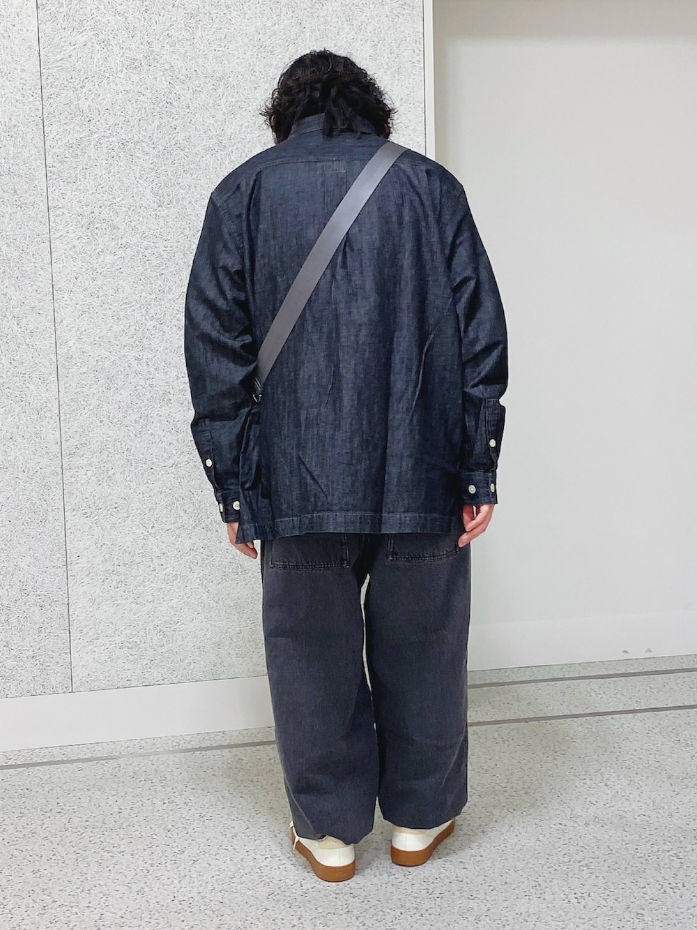 「LACOSTE、ラコステ、デニムコーデ、デニムシャツ、デニムパンツ、スニーカー、ショルダーバッグ」｜「LACOSTEのコットンリネンデニムシャツジャケット（シャツ/ブラウス、ブラック系）」を使った、maaashiiiiiiさん（メンズ・167cm）の春コーディネートの2枚目の写真