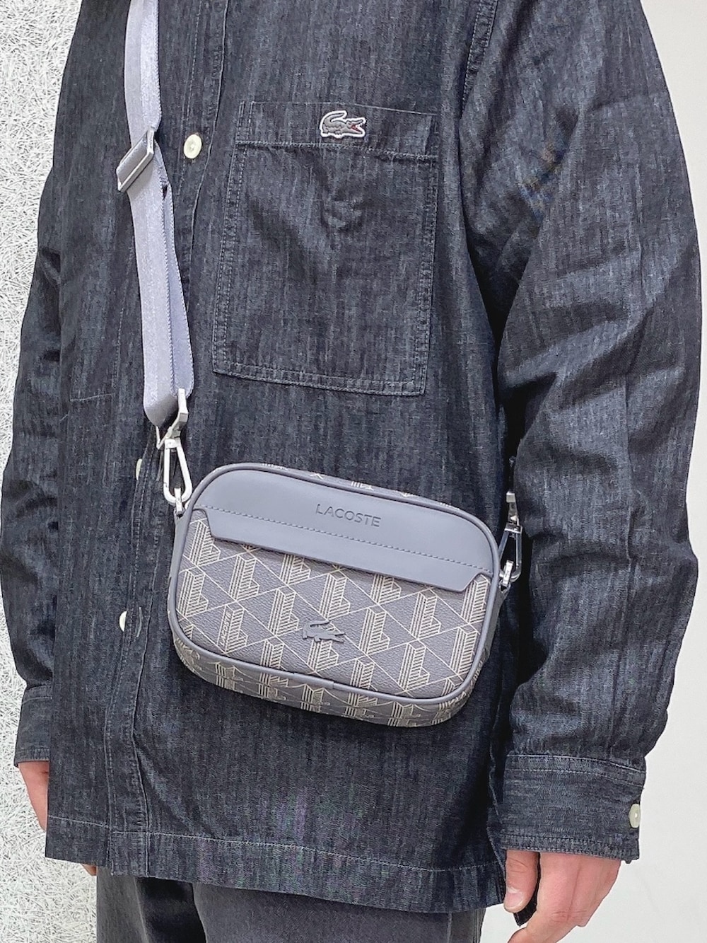 「LACOSTE、ラコステ、デニムコーデ、デニムシャツ、デニムパンツ、スニーカー、ショルダーバッグ」｜「LACOSTEのコットンリネンデニムシャツジャケット（シャツ/ブラウス、ブラック系）」を使った、maaashiiiiiiさん（メンズ・167cm）の春コーディネートの4枚目の写真