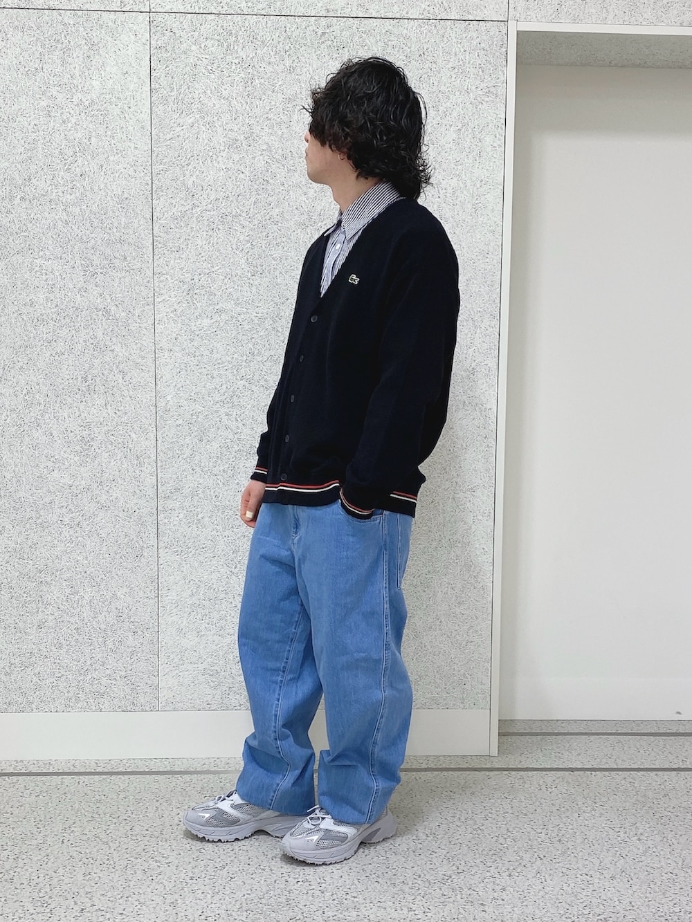 「LACOSTE、ラコステ、カーディガン、デニム、スニーカー」｜「LACOSTEのメンズ L003 NEO SHOT 125 1 SMA ビッグメッシュ ハイテクスニーカー（スニーカー、グレー系）」を使った、maaashiiiiiiさん（メンズ・167cm）の春コーディネートの2枚目の写真