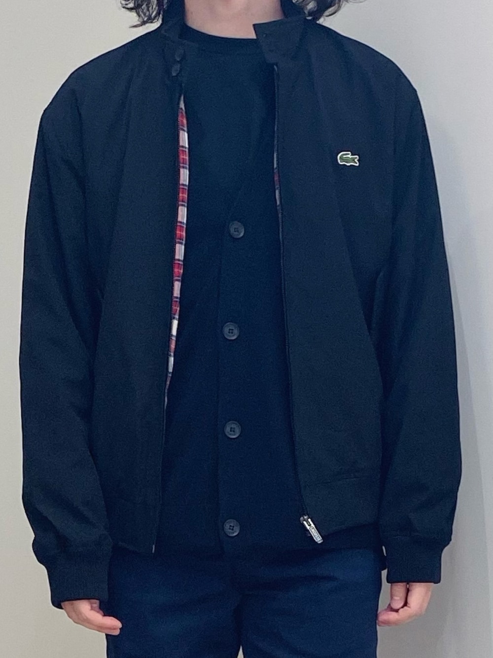 「LACOSTE、ラコステ、ハリントンジャケット、チノパン、スニーカー、バックパック」｜「LACOSTEのシャワープルーフハリントンジャケット（ライダースジャケット、ブラック系）」を使った、maaashiiiiiiさん（メンズ・167cm）の冬コーディネートの2枚目の写真