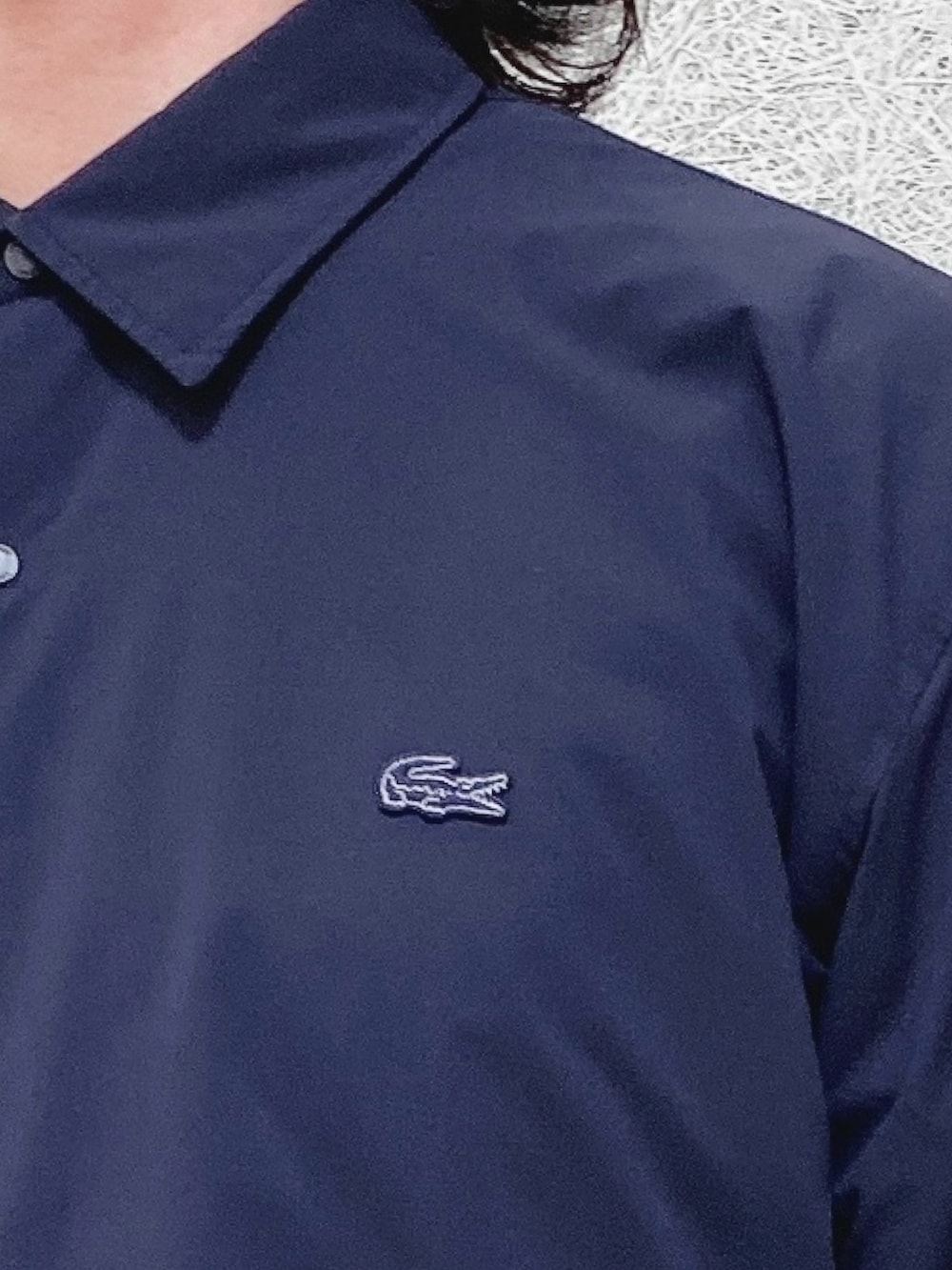 「LACOSTE、ラコステ、ナイロンジャケット、スニーカー」｜「LACOSTEの撥水ストレッチ 中綿入りシャツジャケット（シャツ/ブラウス、ブルー系）」を使った、maaashiiiiiiさん（メンズ・167cm）の春コーディネートの4枚目の写真