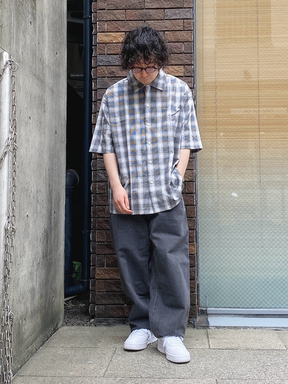 「ラコステ、LACOSTE、チェックシャツ、デニム、デニムパンツ、白スニーカー」｜「LACOSTEのリネンブレンドオープンカラーオンブレチェックシャツ（シャツ/ブラウス、グレー系）」を使った、maaashiiiiiiさん（メンズ・167cm）の夏コーディネートの2枚目の写真