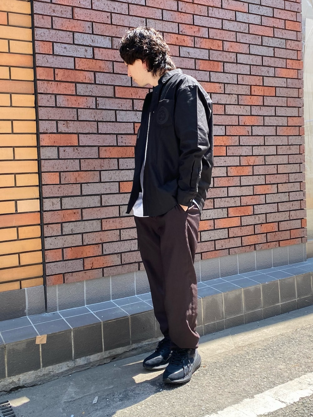 「LACOSTE、ラコステ、シャツスタイル、スニーカー」｜「LACOSTEのメンズ L003 EVO 124 3 SMA（スニーカー、ブラック系）」を使った、maaashiiiiiiさん（メンズ・167cm）の秋コーディネートの2枚目の写真