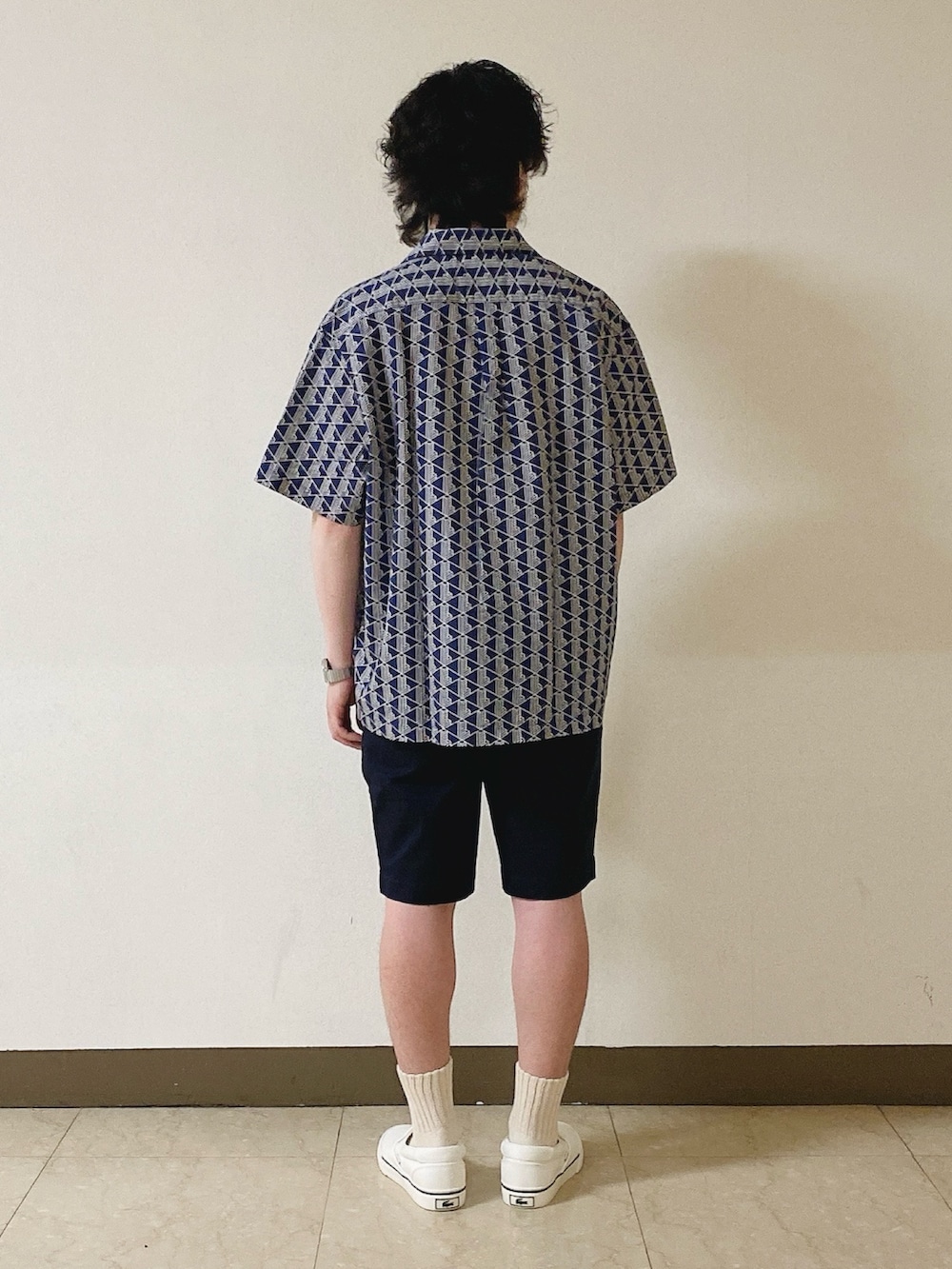 「ラコステ、LACOSTE、開襟シャツ、ショートパンツ、スリッポン」｜「LACOSTEのオールオーバーモノグラムプリントオープンカラーシャツ（シャツ/ブラウス、ブルー系）」を使った、maaashiiiiiiさん（メンズ・167cm）の秋コーディネートの4枚目の写真