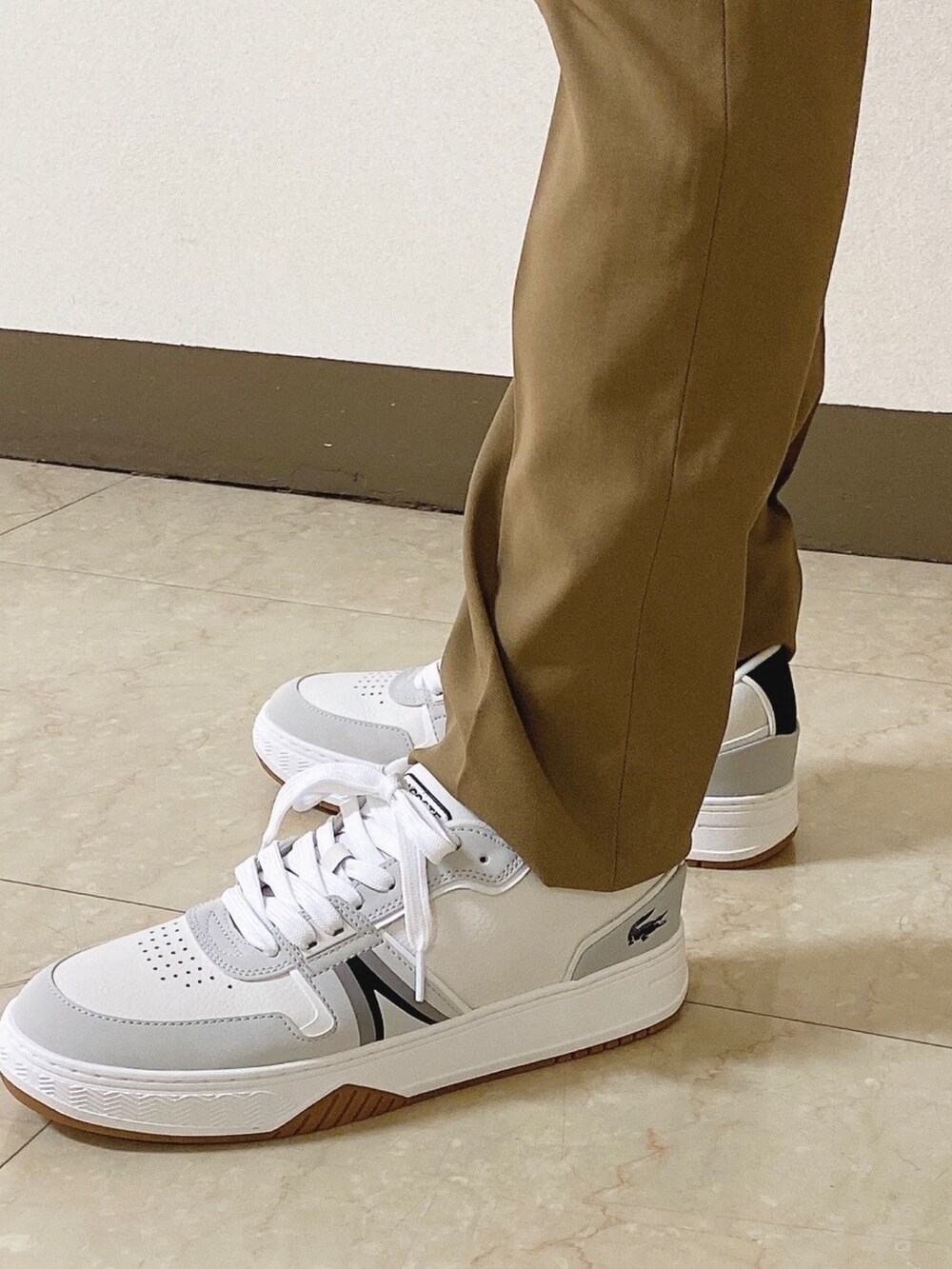 「春コーデ、デニムシャツ、スラックス、スニーカー、ラコステ」｜「LACOSTEのストレッチデニムシャツジャケット（シャツ/ブラウス、ブルー系）」を使った、maaashiiiiiiさん（メンズ・167cm）の春コーディネートの5枚目の写真