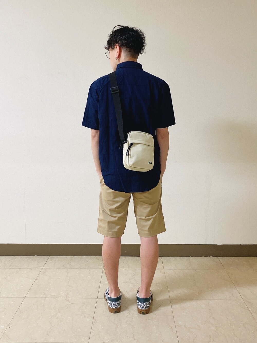 「麻シャツ、ショートパンツ、スリッポン、夏コーデ、ラコステ、麻素材、ショルダーバッグ」｜「LACOSTEのメンズ JUMPSERVESLIP 0722 8 VIN（スニーカー、グリーン系）」を使った、maaashiiiiiiさん（メンズ・167cm）の春コーディネートの2枚目の写真