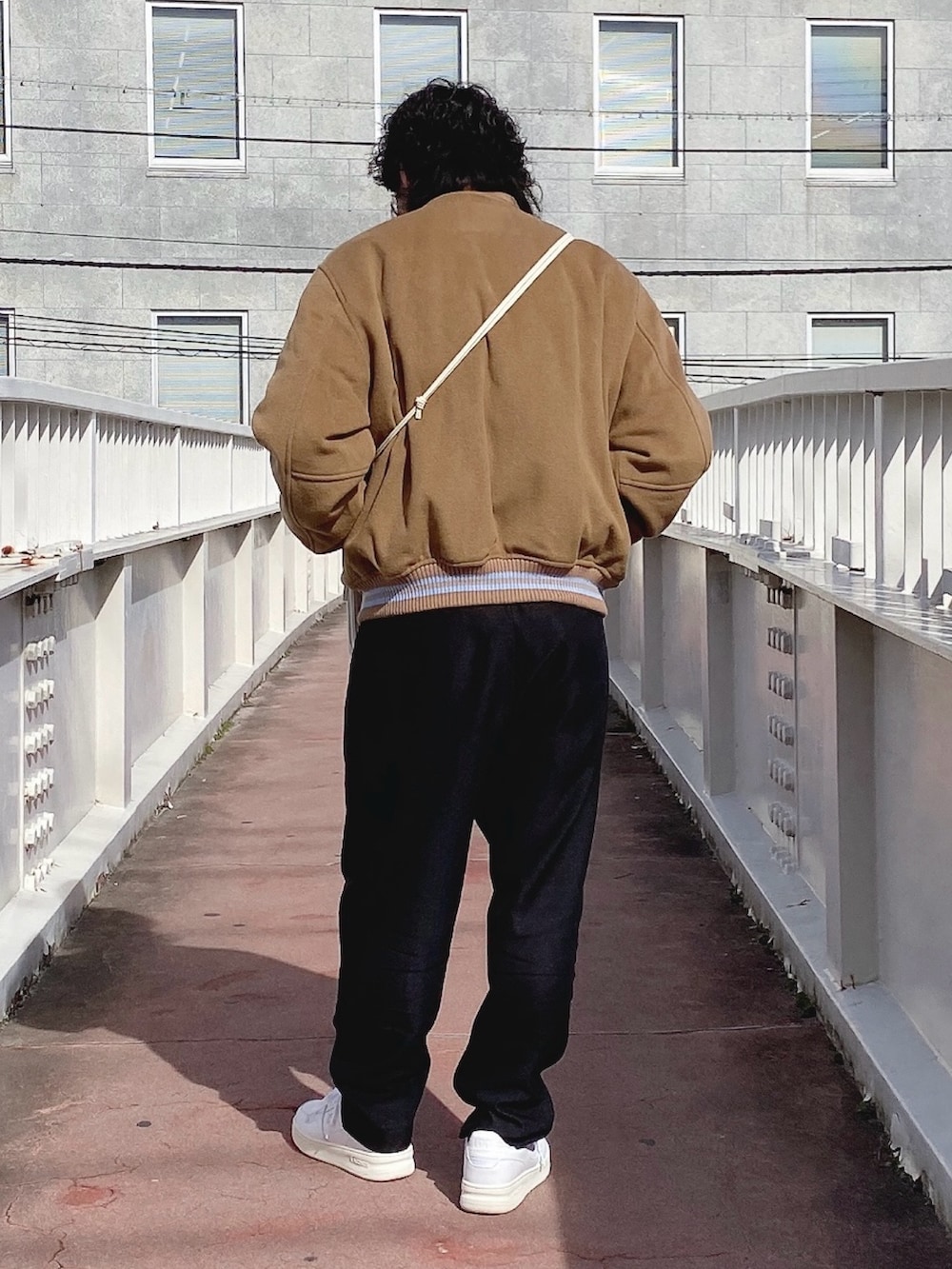 「ラコステ、LACOSTE、ジャケット、スニーカー、スマホポーチ」｜「LACOSTEの裏地キルティング ウールバーシティジャケット / スタジャン（ブルゾン、ブラウン系）」を使った、maaashiiiiiiさん（メンズ・167cm）の冬コーディネートの5枚目の写真